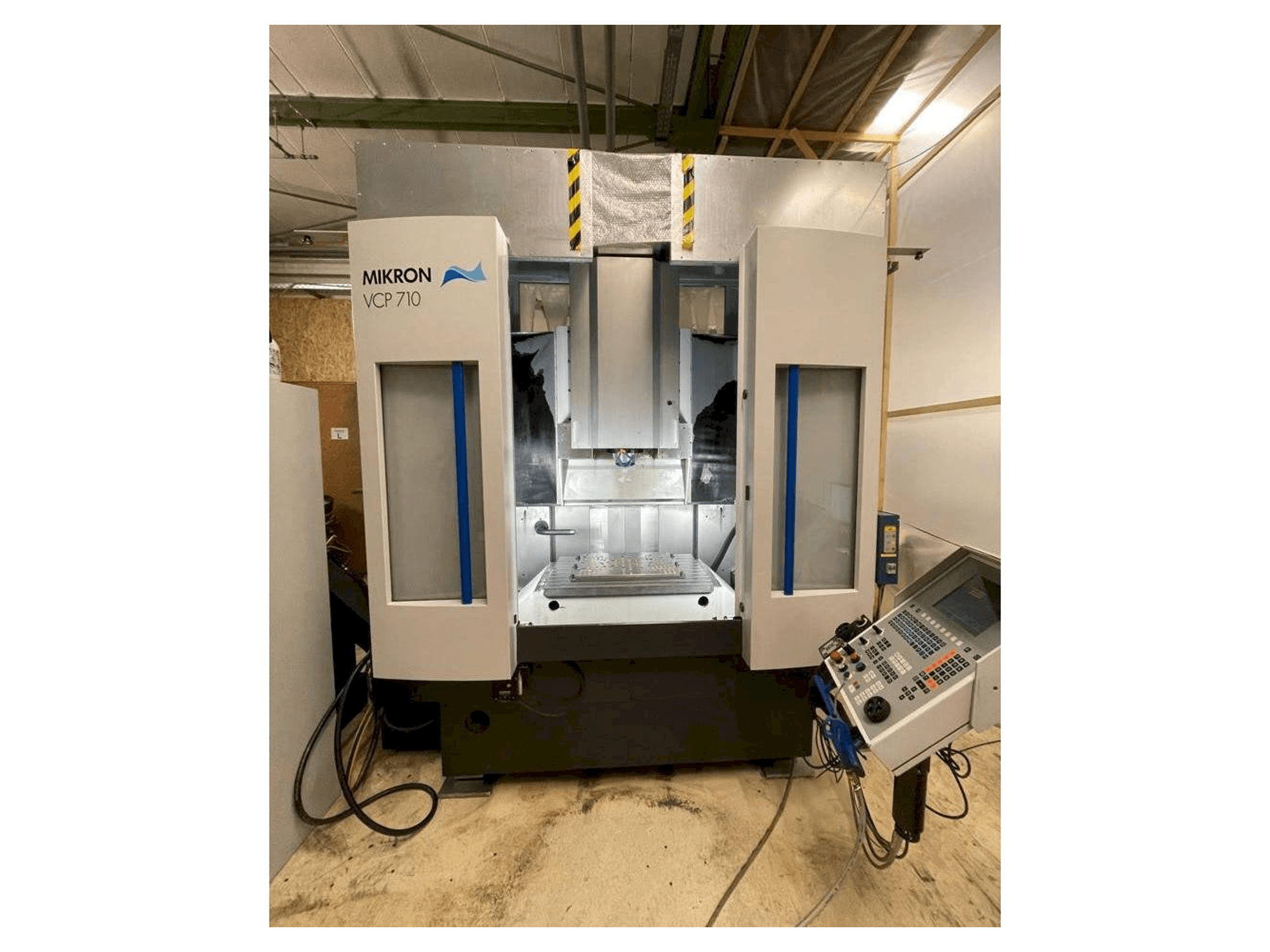 Prikaz stroja MIKRON VCP 710 sprijeda