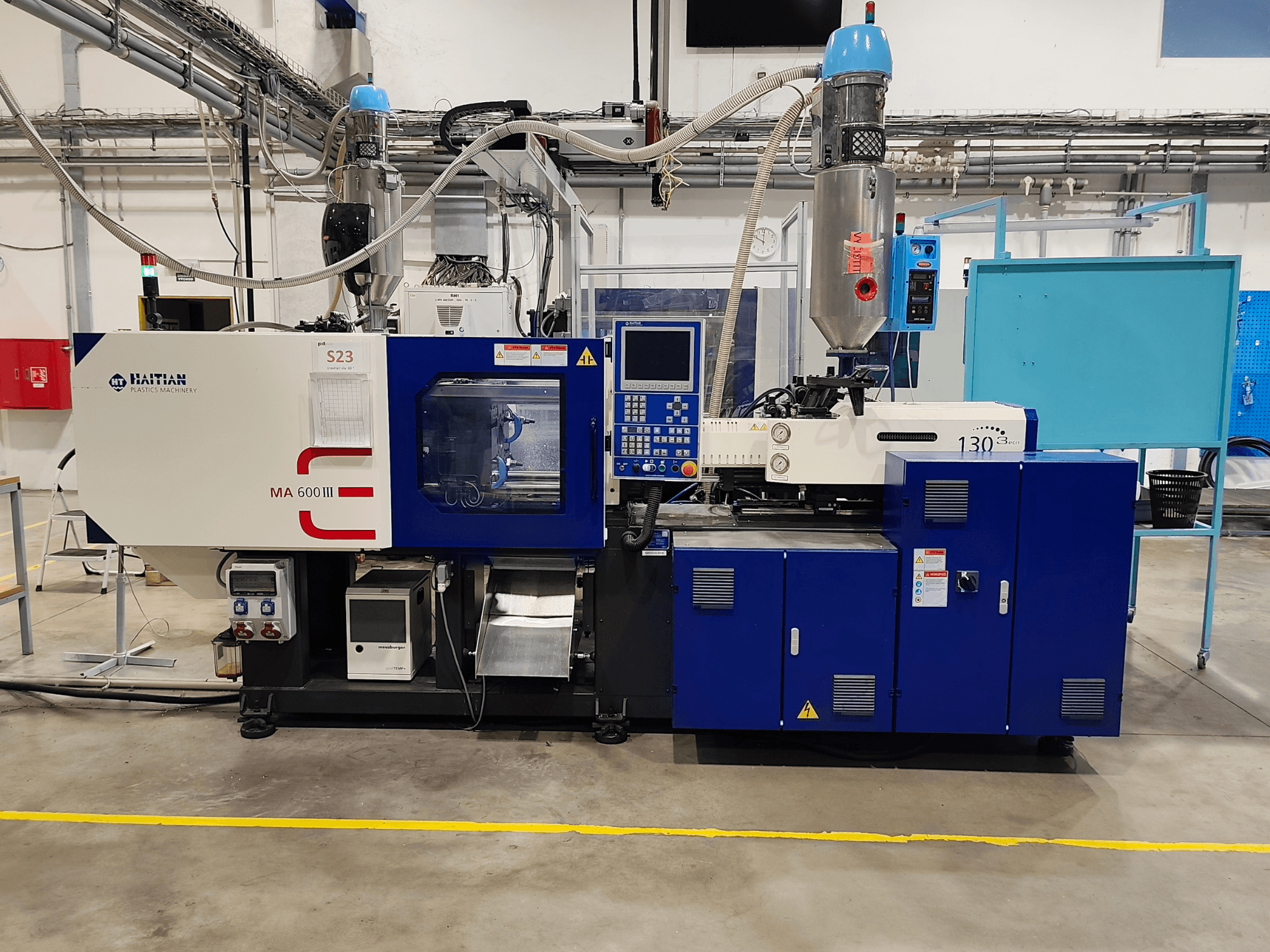 HAITIAN Mars III MA 600/130B eco električni stroj za brizganje plastike, prednji pogled s upravljačkom pločom i jedinicom za brizganje.