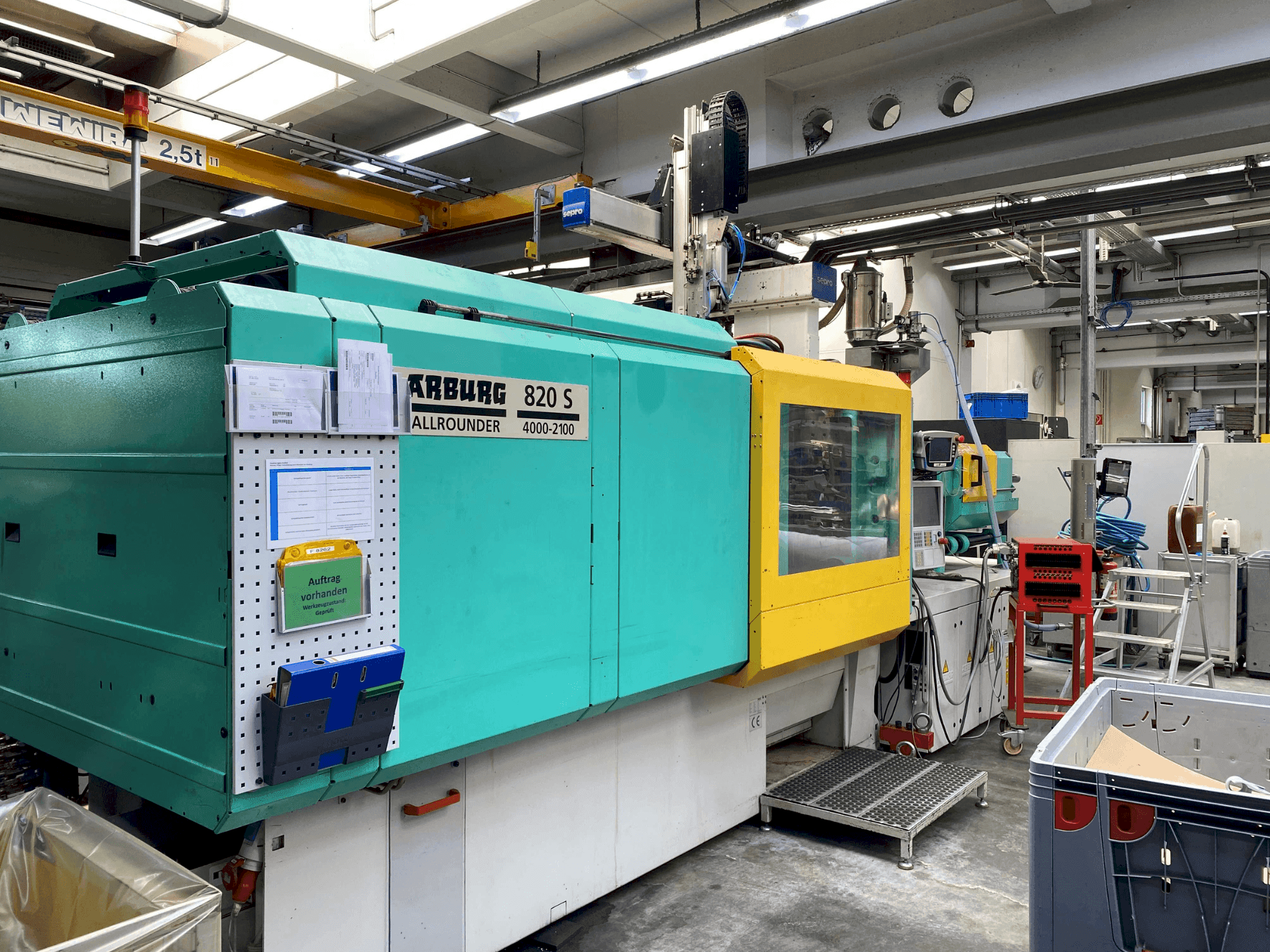 Prikaz stroja Arburg Allrounder 820 S 4000-2100 sprijeda