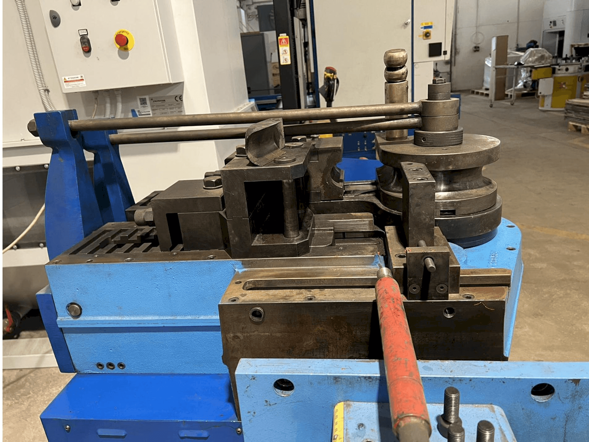 Prikaz lijeve strane stroja CBC Uni 90