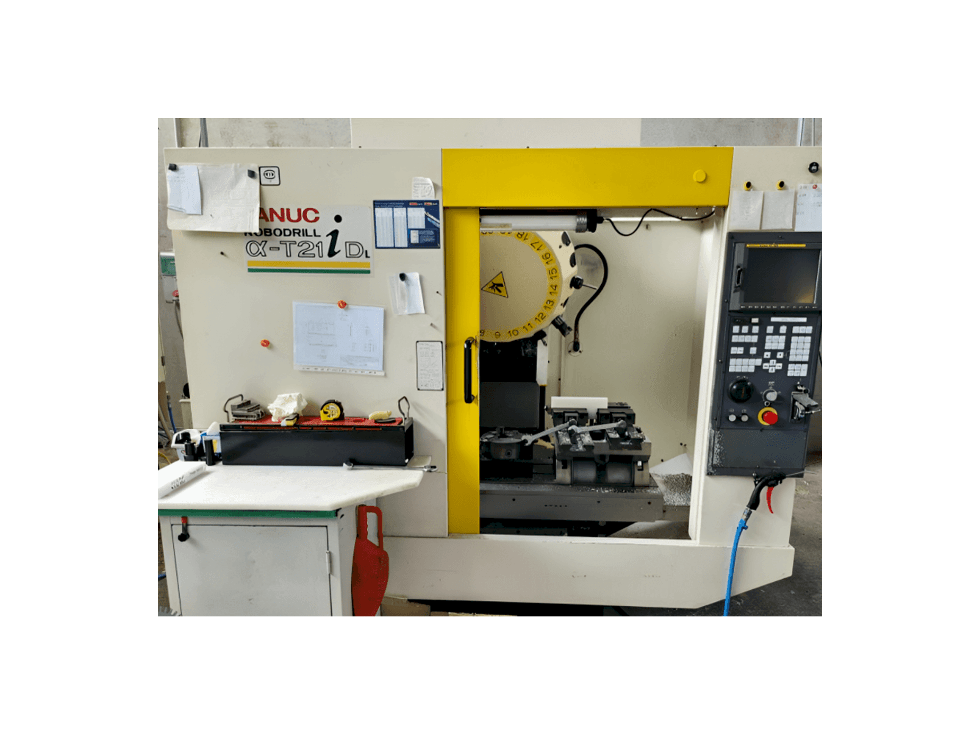 Prikaz stroja FANUC Robodrill Alpha T21iD sprijeda