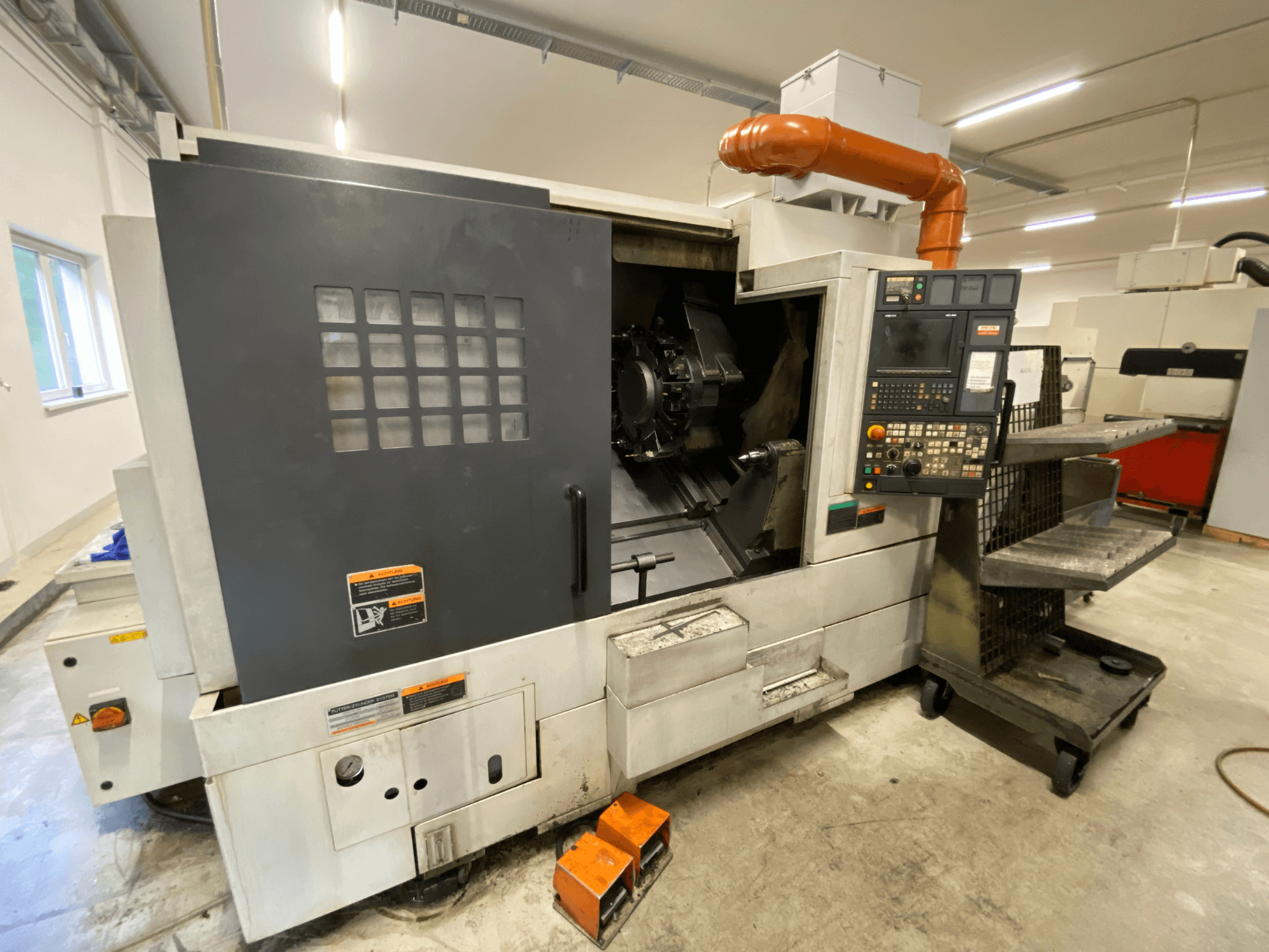 DMG Mori Seiki NL2500Y/700 tokarsko-glodački centar, prednji pogled s detaljima upravljačke ploče i kućišta stroja.