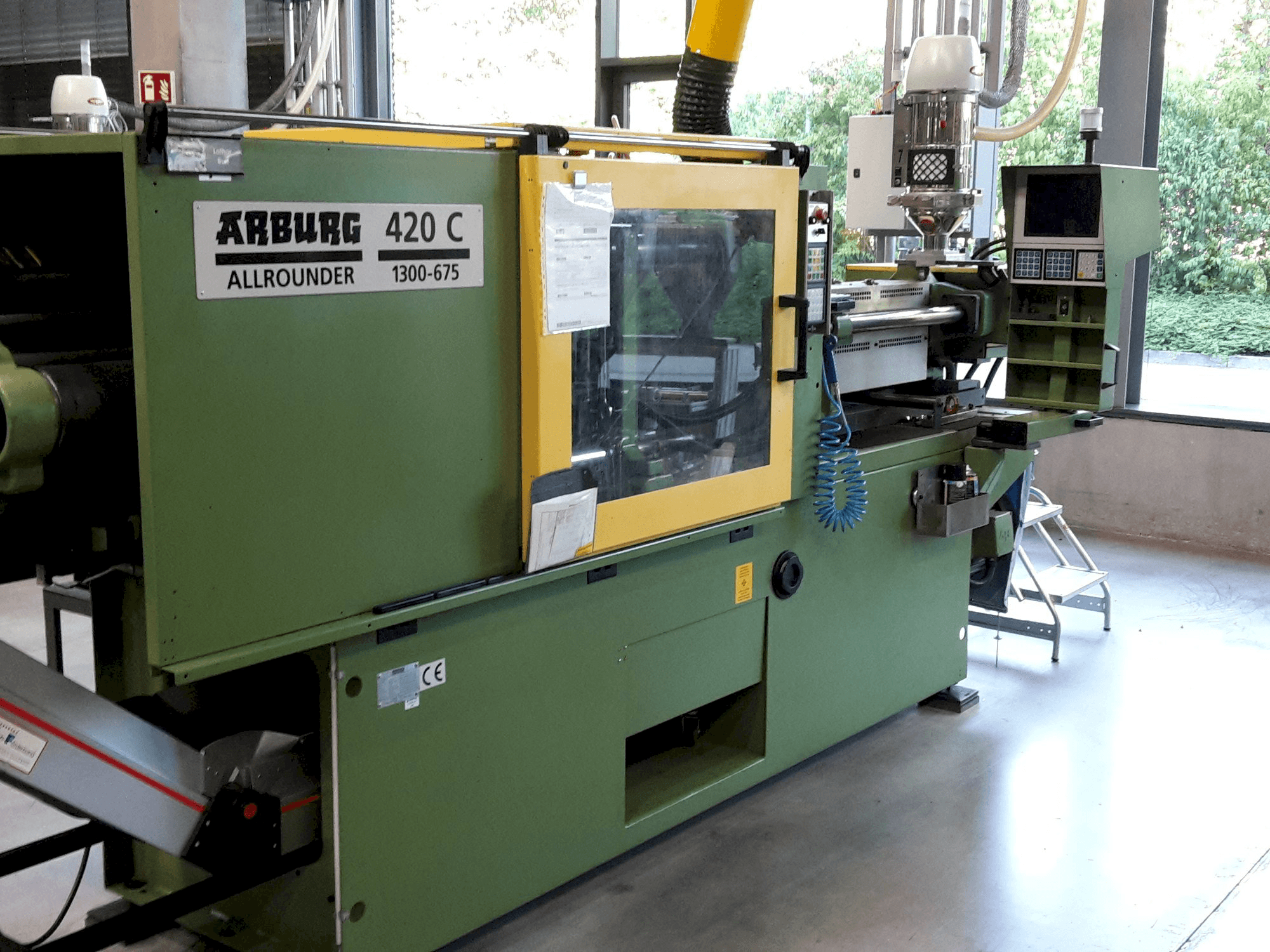 Prikaz stroja Arburg Allrounder 420 C 1300 - 675 sprijeda