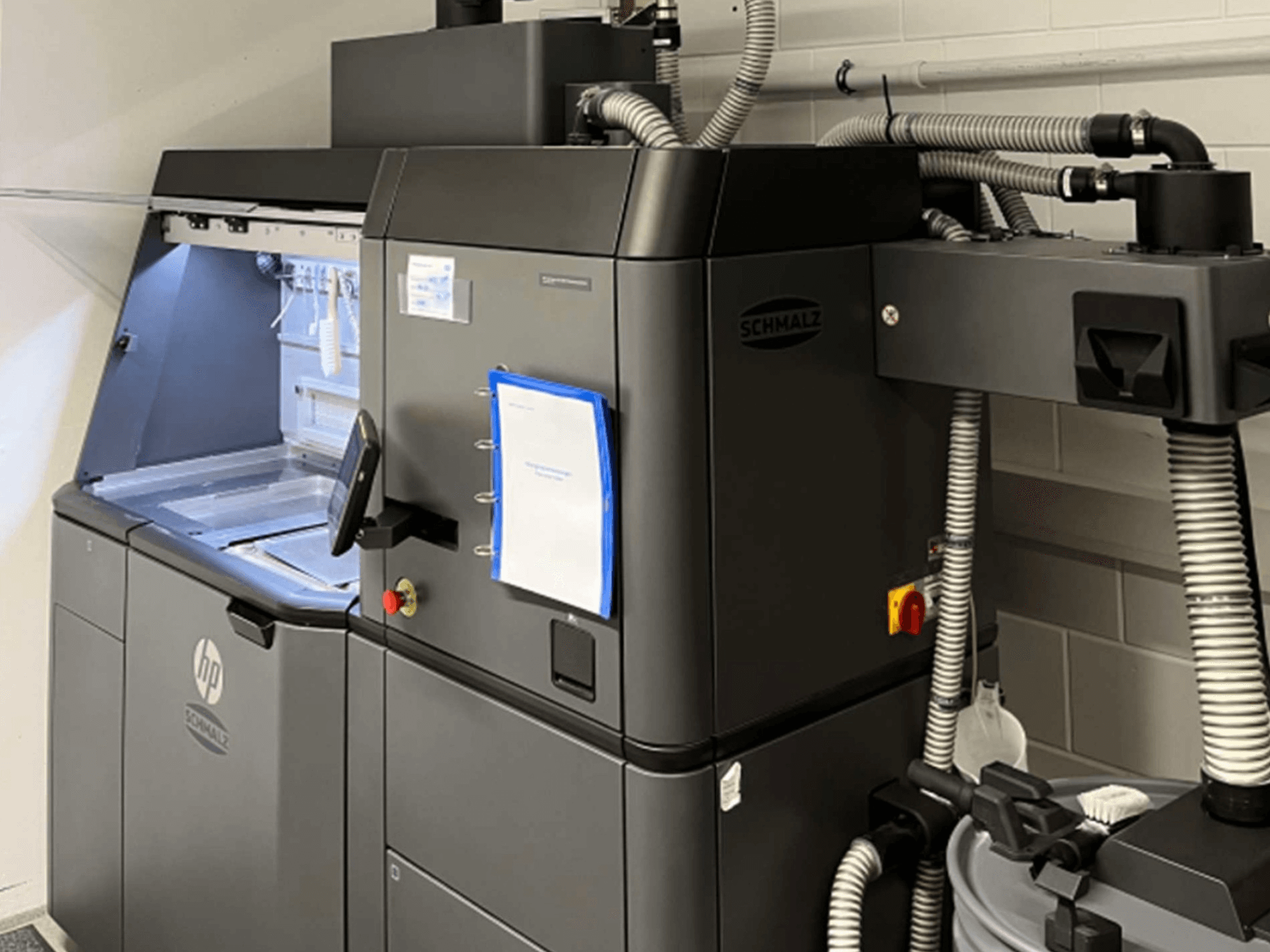 HP Jet Fusion 3D 4200 plastični 3D printer, bočni pogled, prikazuje upravljačku ploču i unutarnje komponente.