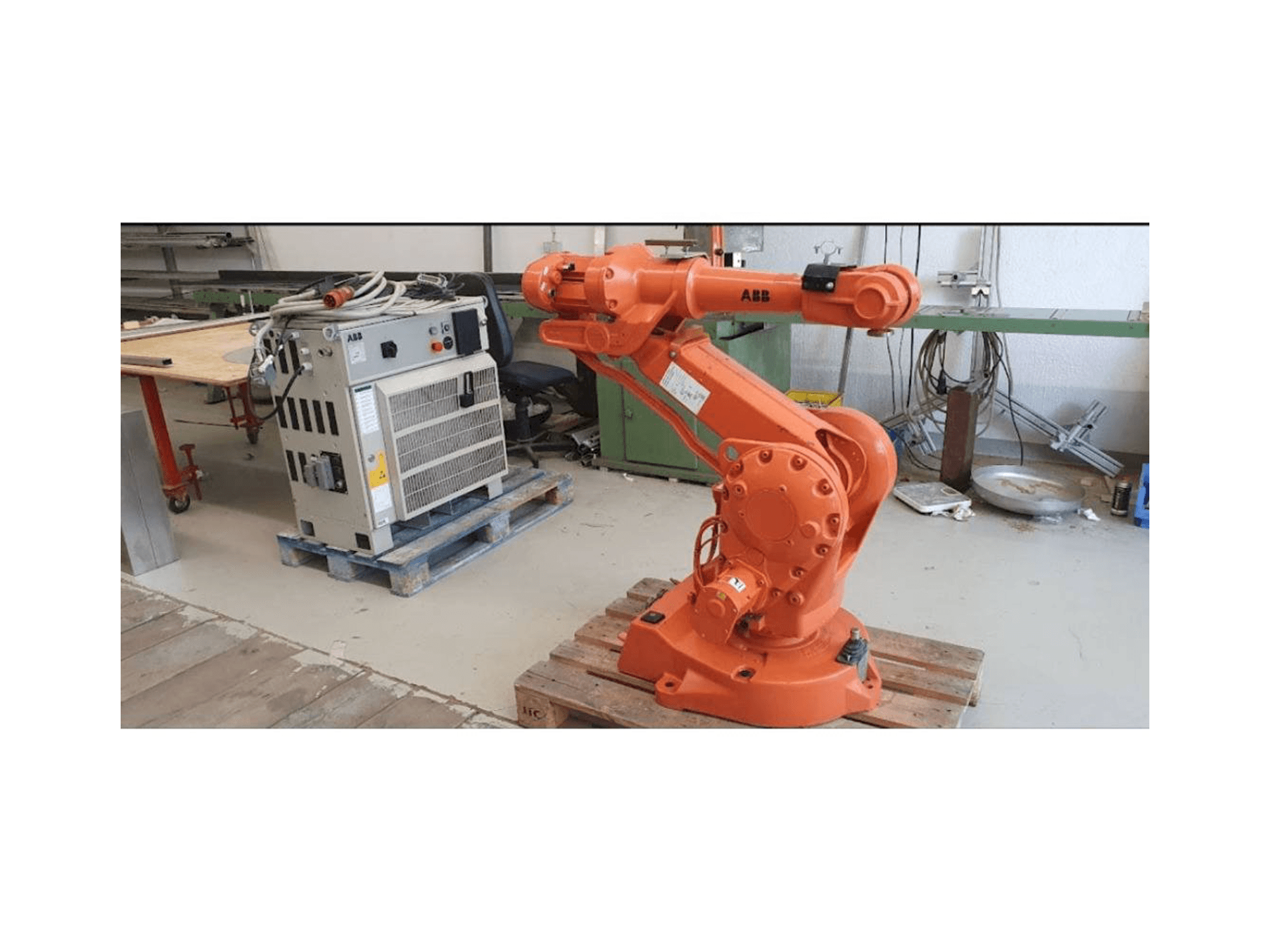 Prikaz stroja ABB IRB 2400 M2000 sprijeda