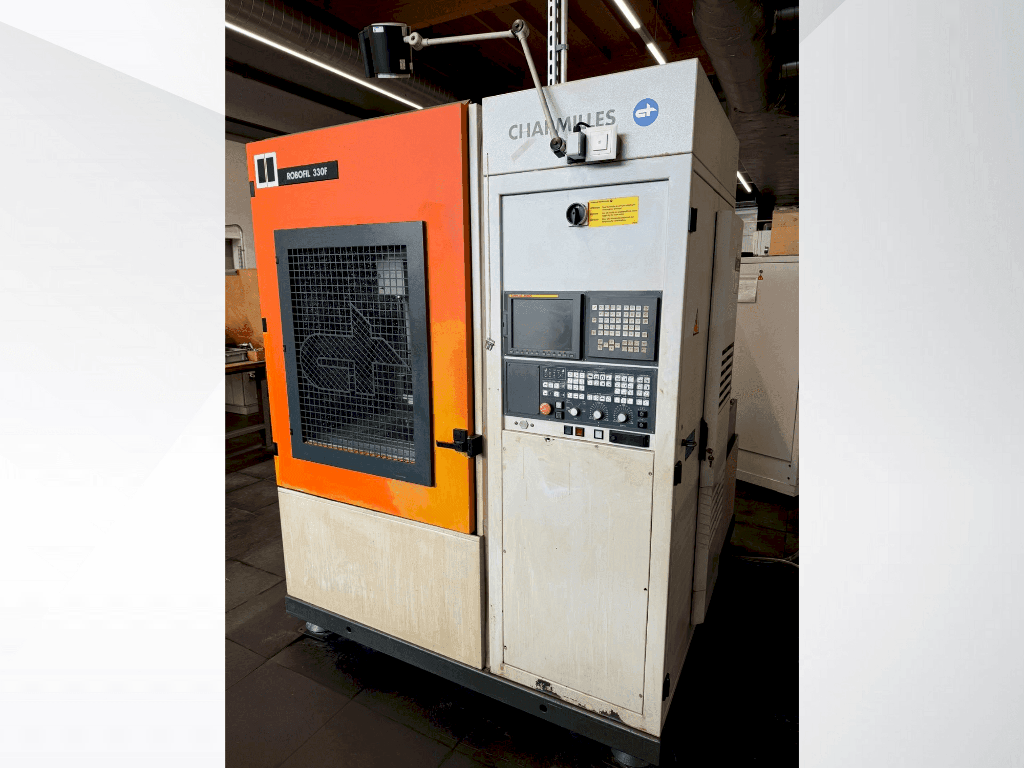 Prikaz stroja CHARMILLES Robofil 330F sprijeda