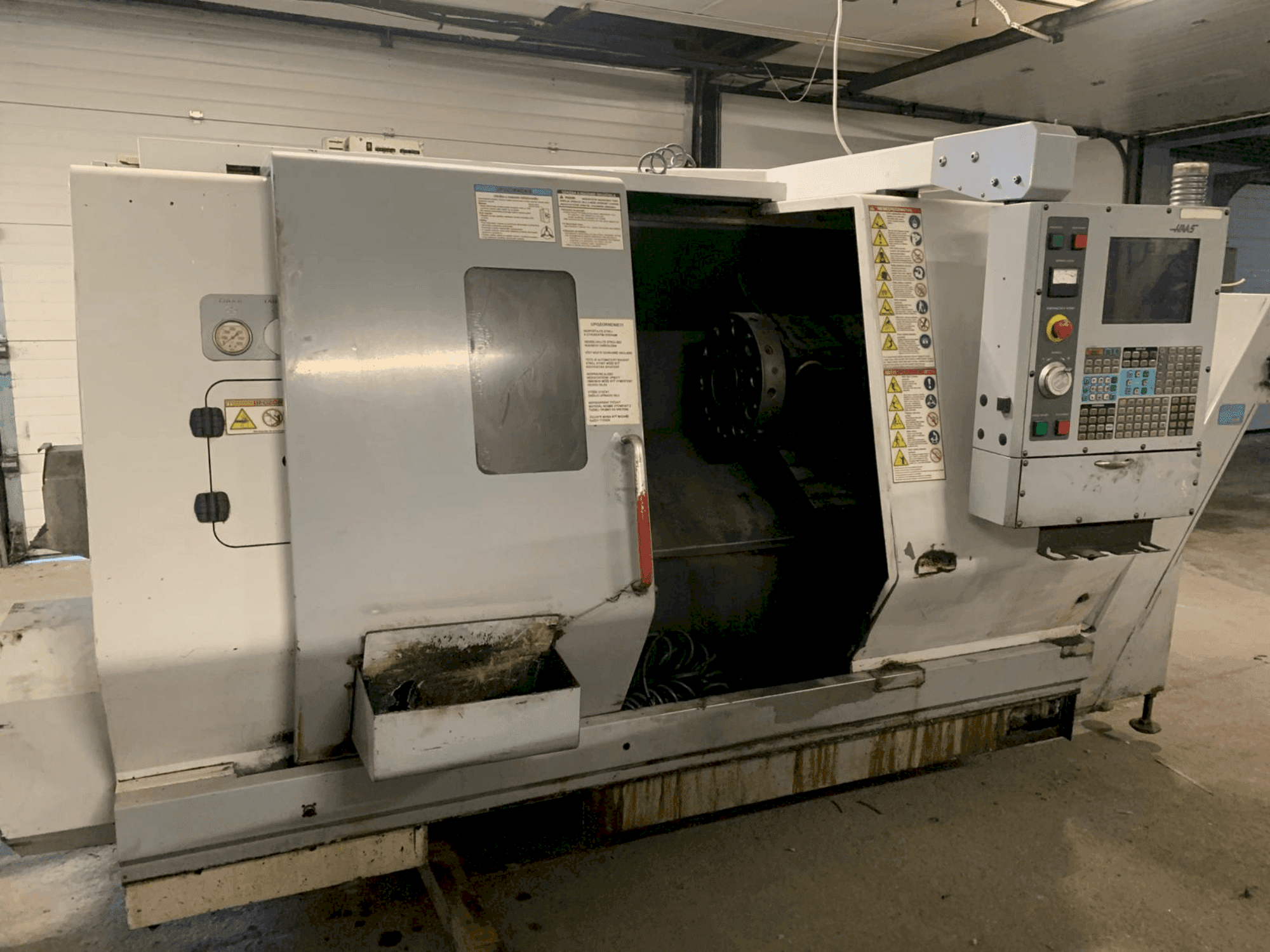 Prikaz stroja HAAS SL-20HE sprijeda