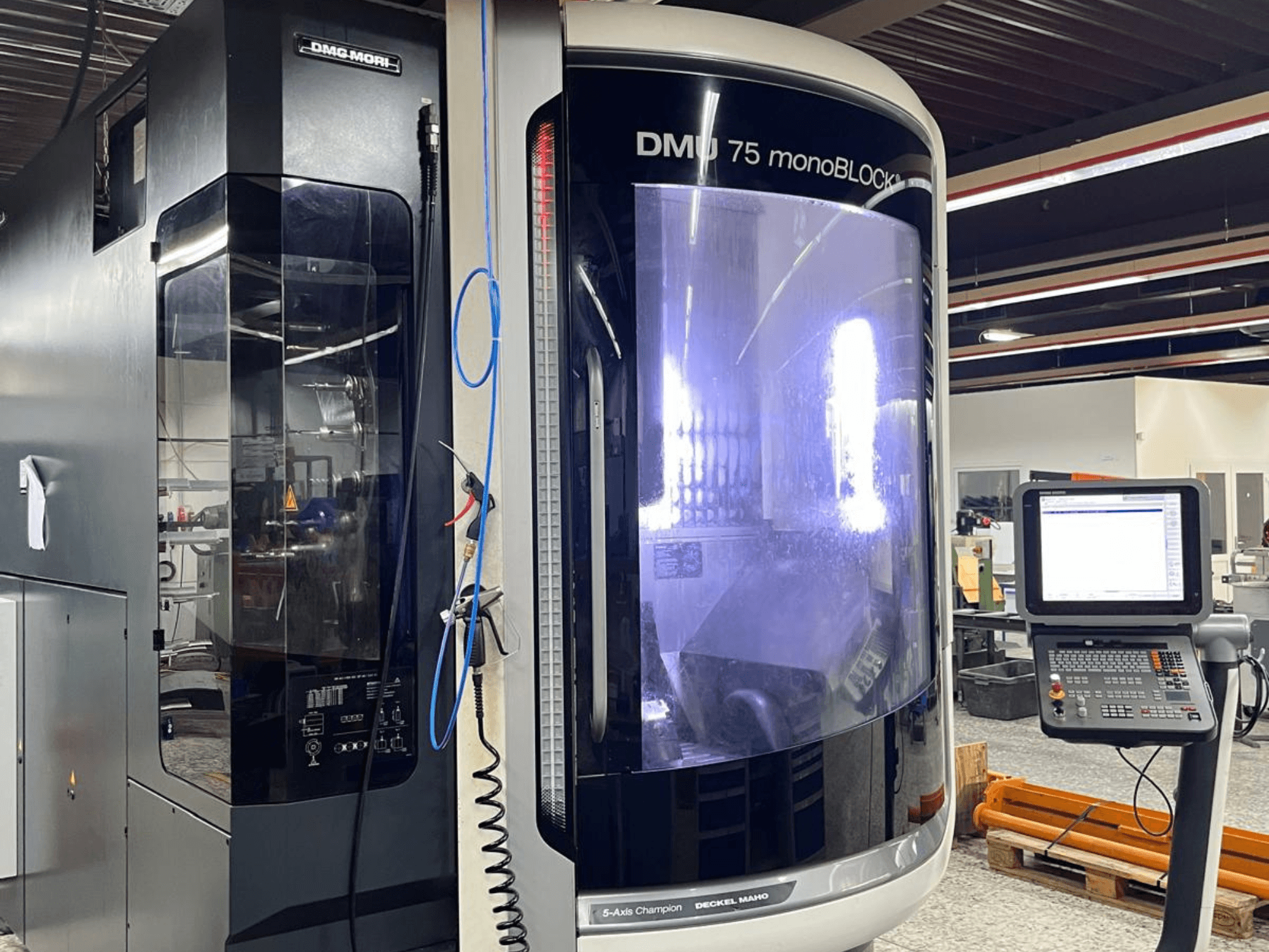 DMG MORI DMU 75 MonoBlock univerzalni obradni centar, prednji pogled, s prikazom upravljačke ploče i prepoznatljivog kućišta.
