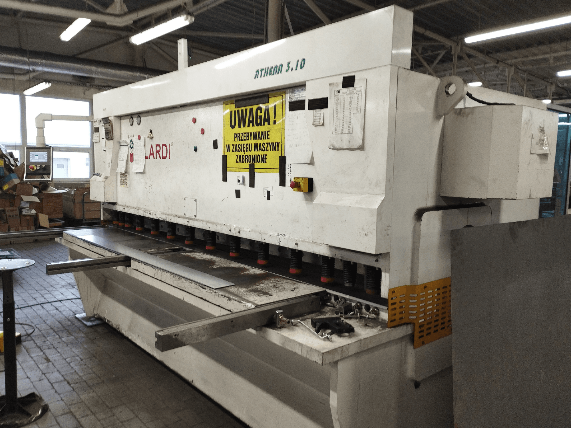 GILARDI ATHENA 3.10 CNC stroj za rezanje u radionici, prednji pogled, s upravljačkom pločom i oštricama za rezanje.