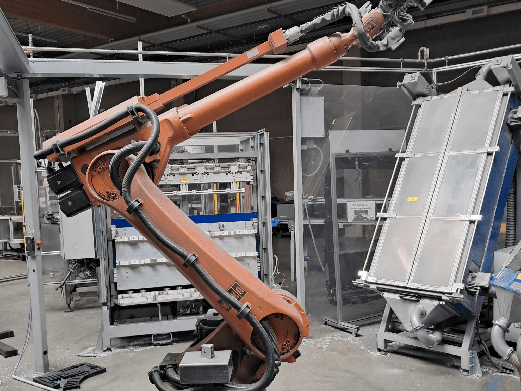 Robotska ruka KUKA KR 30L16-2 u tvorničkom okruženju, bočni pogled s prikazom kabela i mehaničkih komponenti.