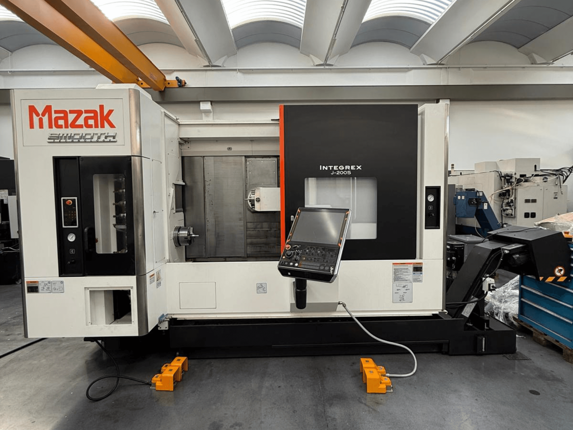 Mazak INTEGREX J-200 S tokarski centar za glodanje i tokarenje u prednjem pogledu, s upravljačkom pločom i prostorom za obradu, postavljen na tvorničkom podu.