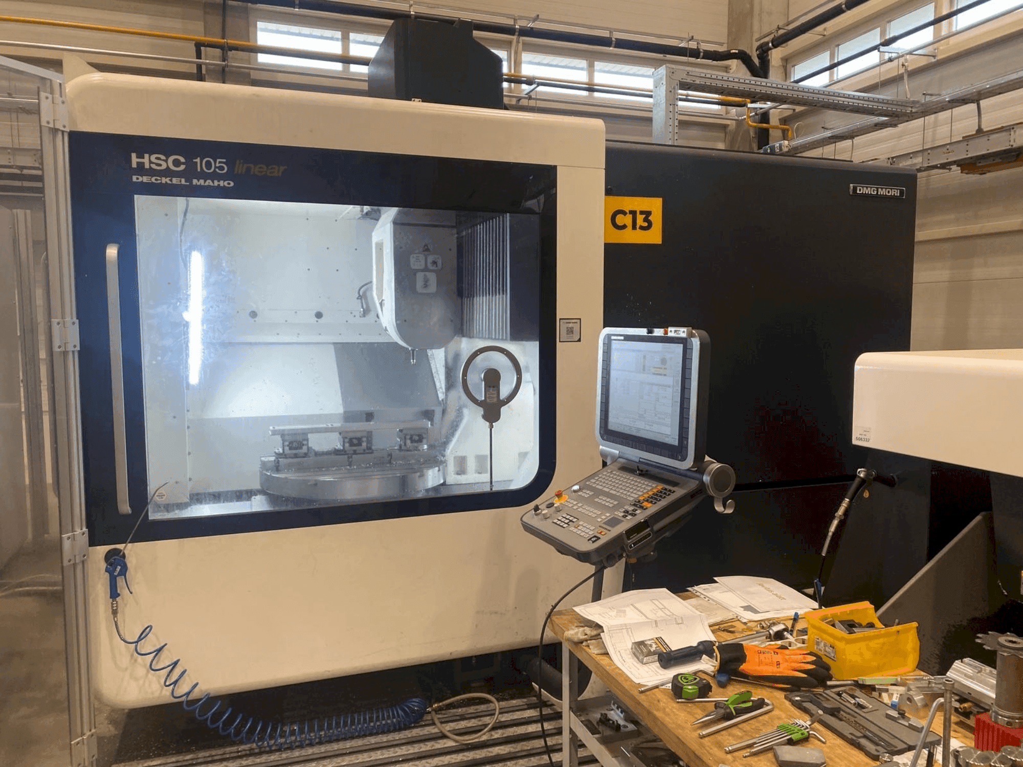 Prikaz stroja DMG MORI HSC 105 sprijeda