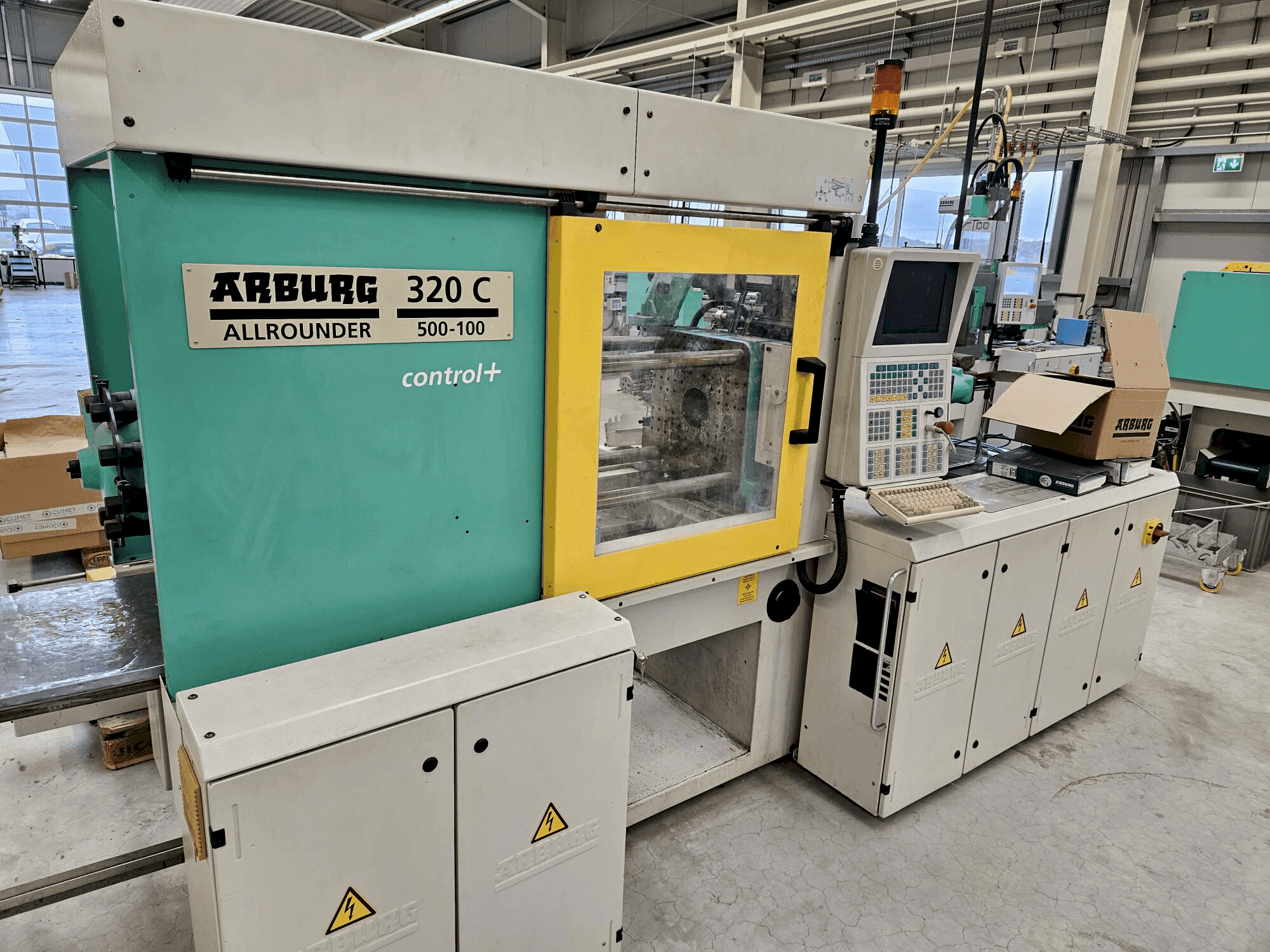 Prikaz stroja Arburg 320 C 500-100 + Multilift H with B-Axis sprijeda
