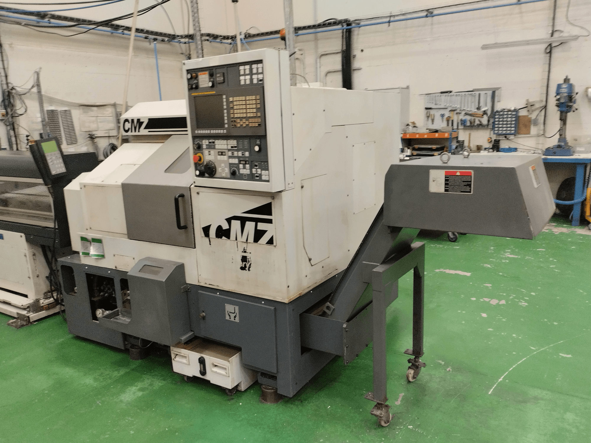 Tokarsko-glodački centar CMZ TB-67M u prednjem pogledu, s upravljačkom pločom i mehanizmom za pomicanje, smješten u radioničkom okruženju.