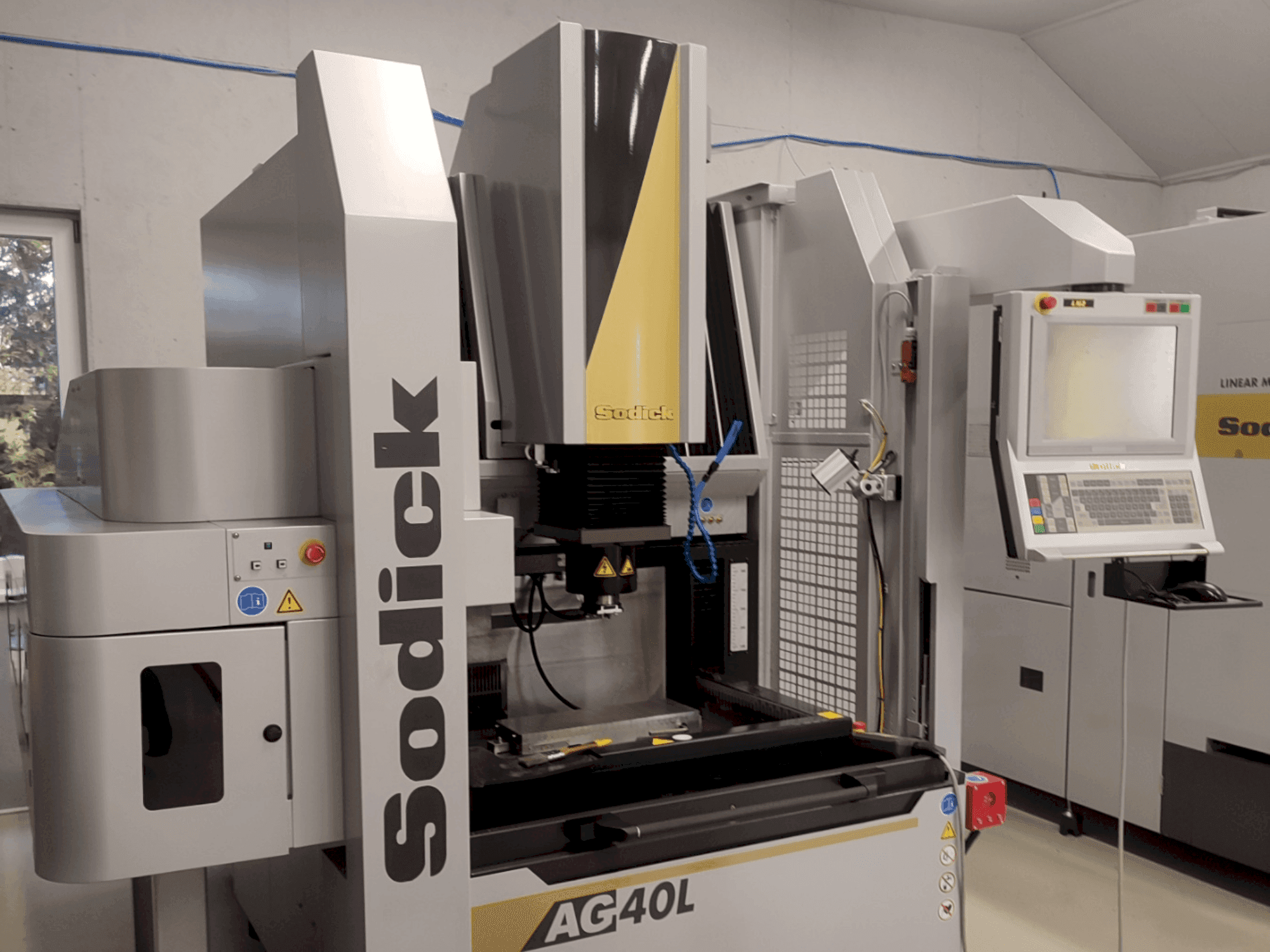 Prikaz stroja Sodick AG40L sprijeda