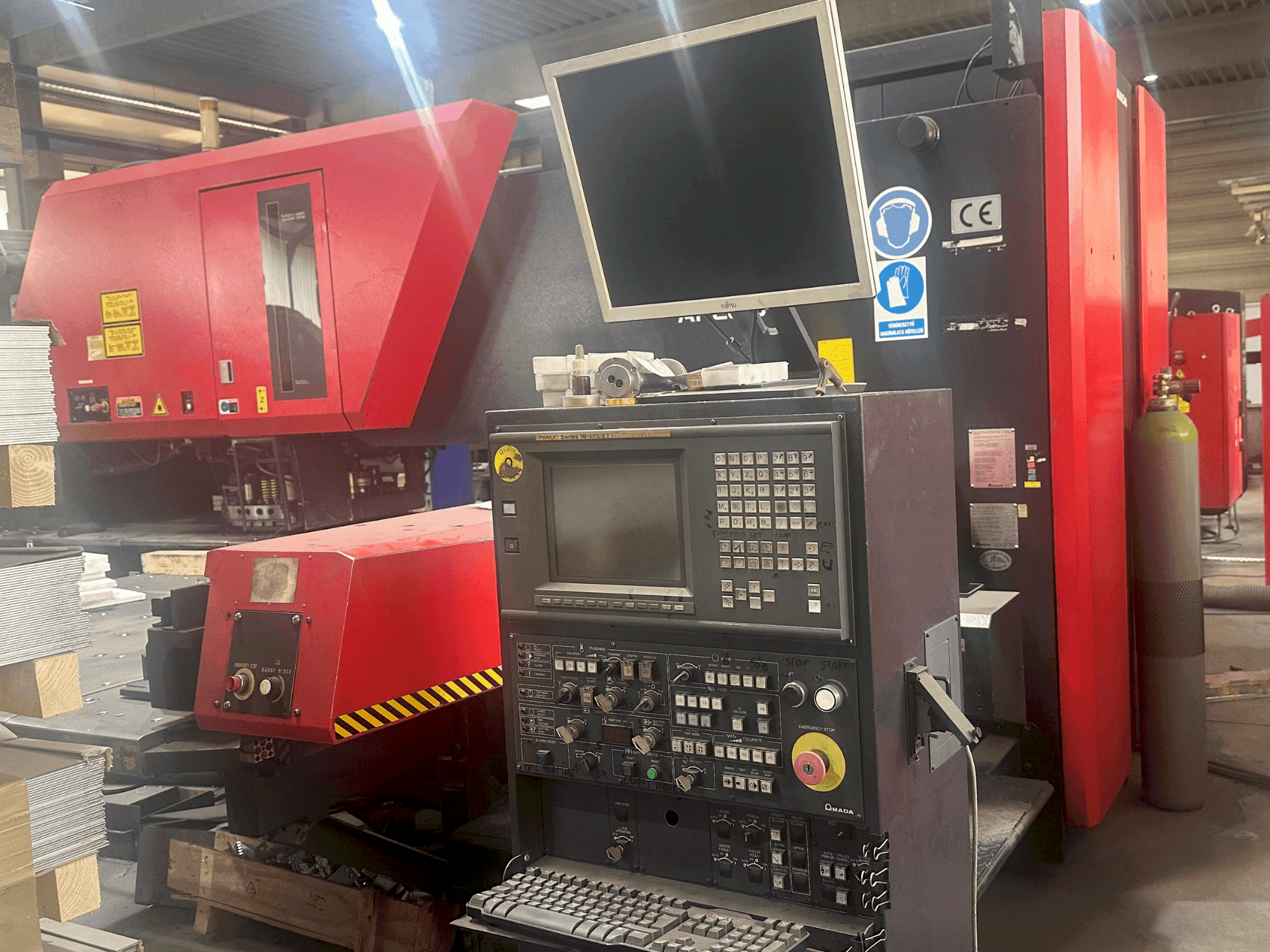 Prikaz stroja AMADA Apelio III 2610V sprijeda