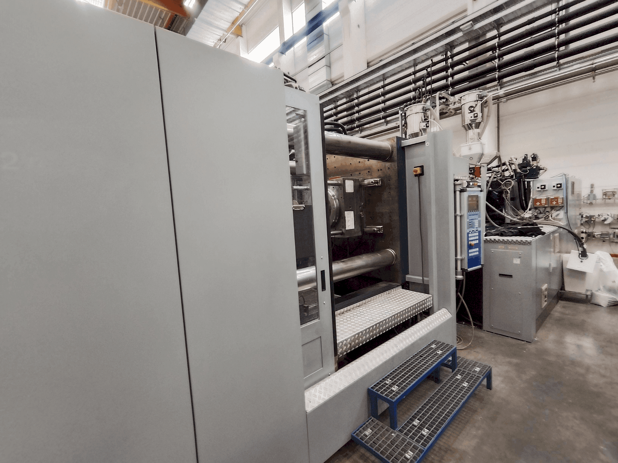 Prikaz stroja Battenfeld HM 8000/4500 + 4500 BMB 4 sprijeda