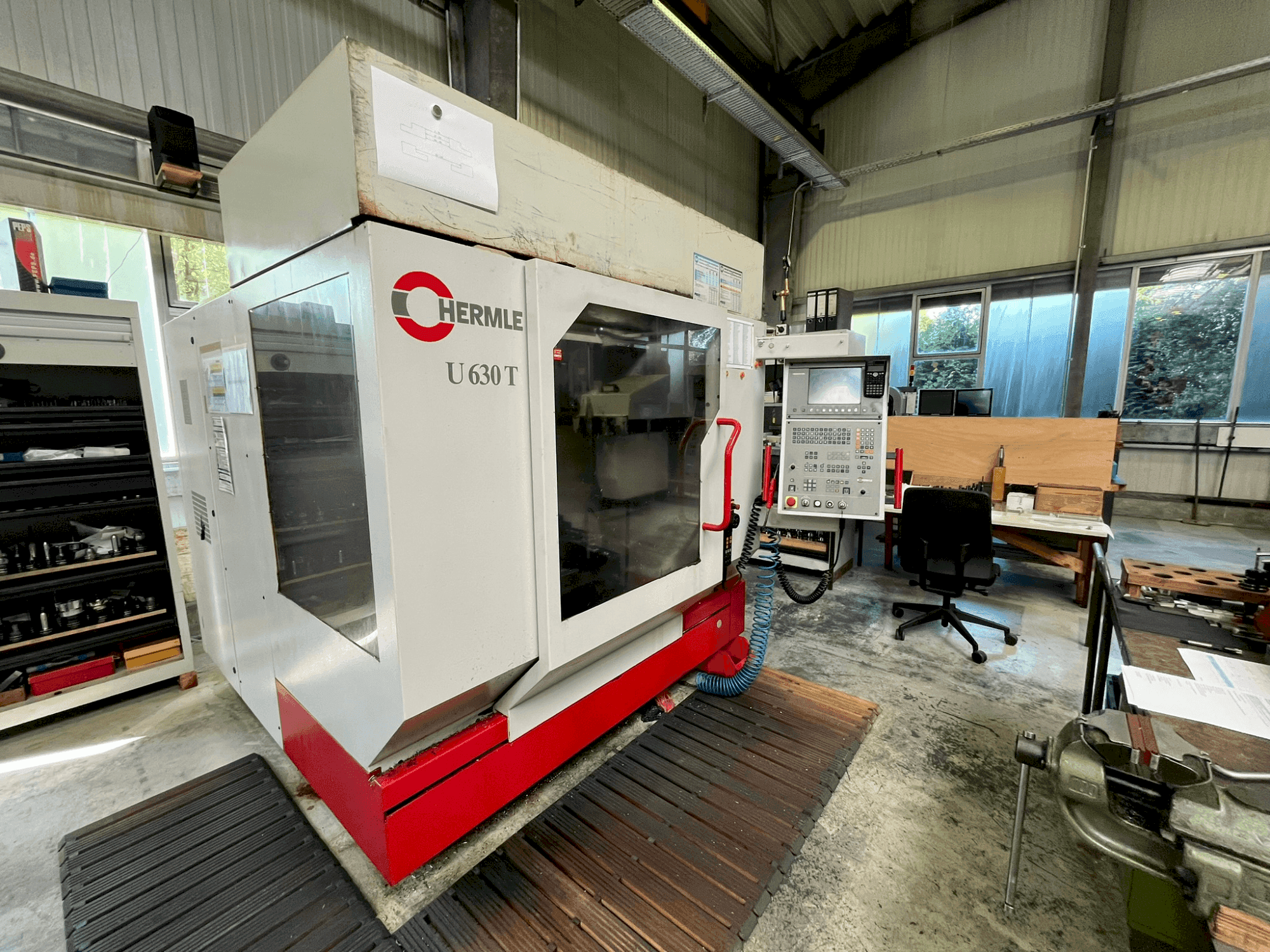 Prikaz stroja HERMLE U 630 T sprijeda