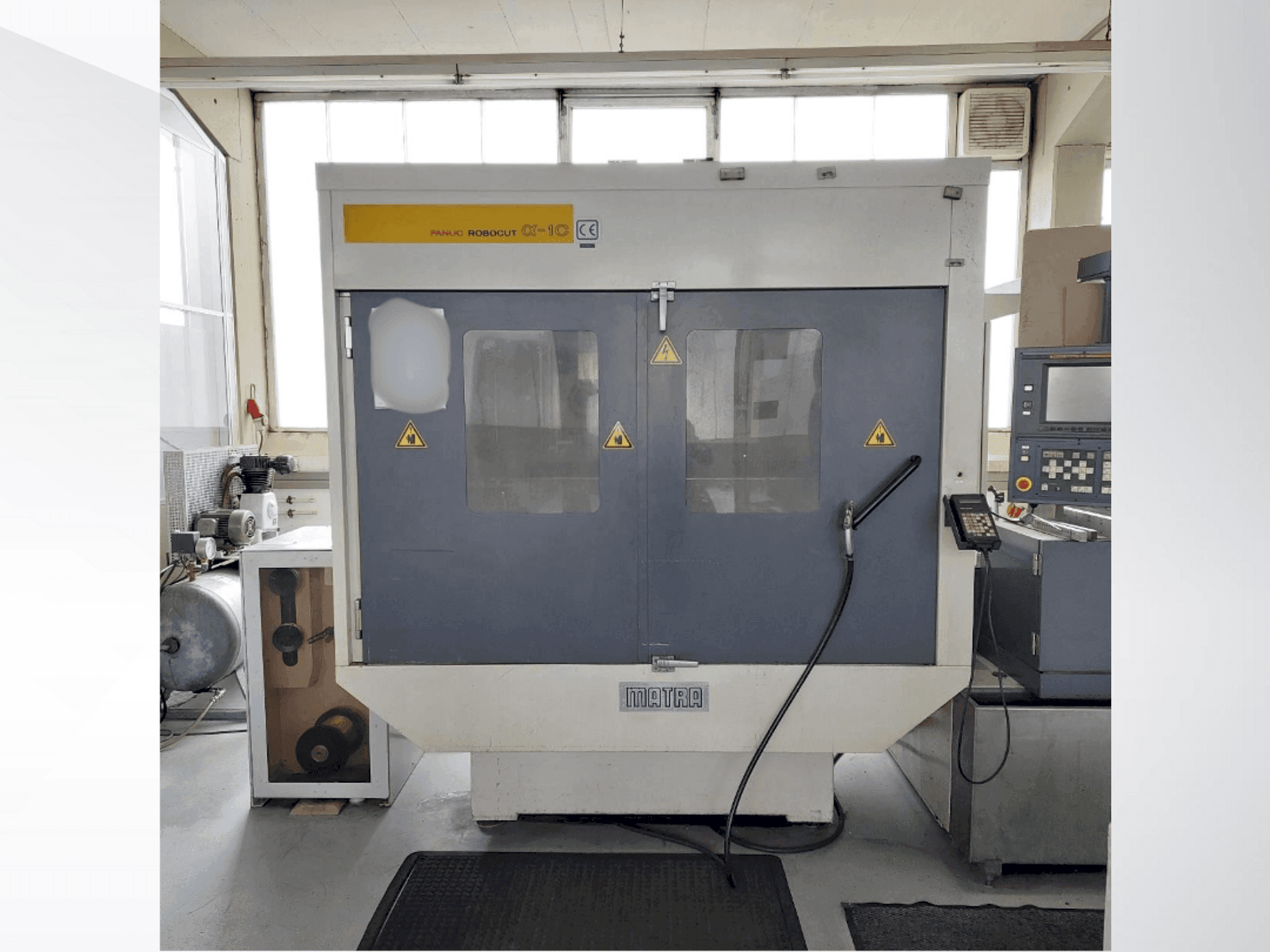 Prikaz stroja FANUC Robocut Alpha 1C sprijeda