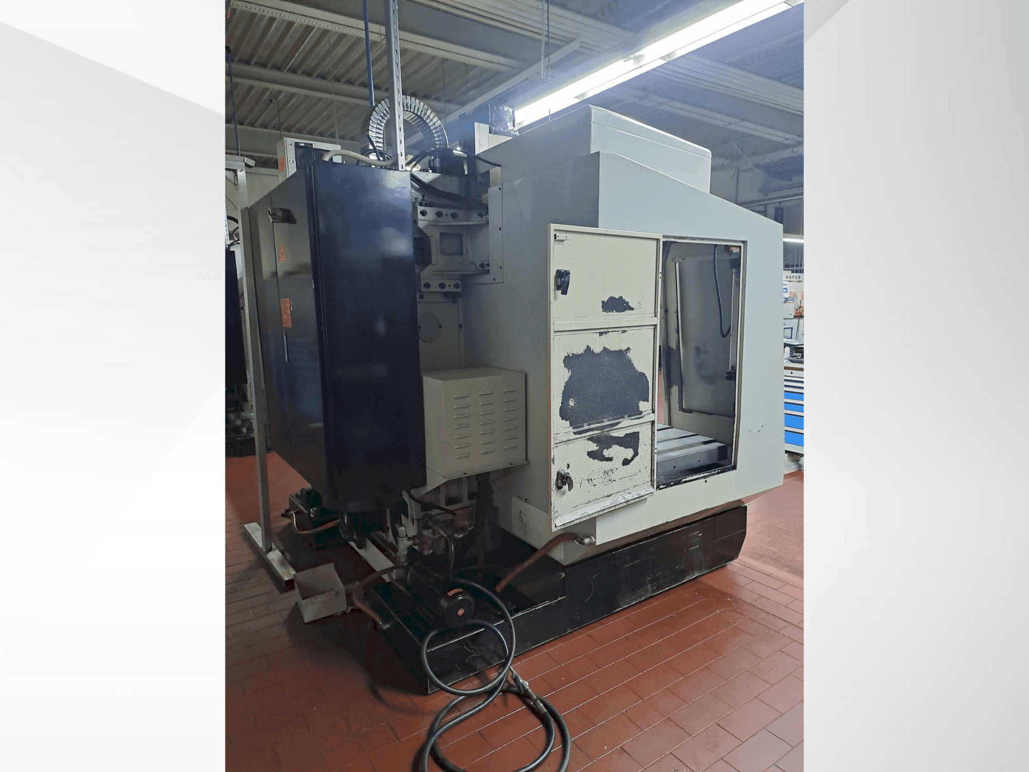 Prikaz stroja Hurco VMX40 sprijeda