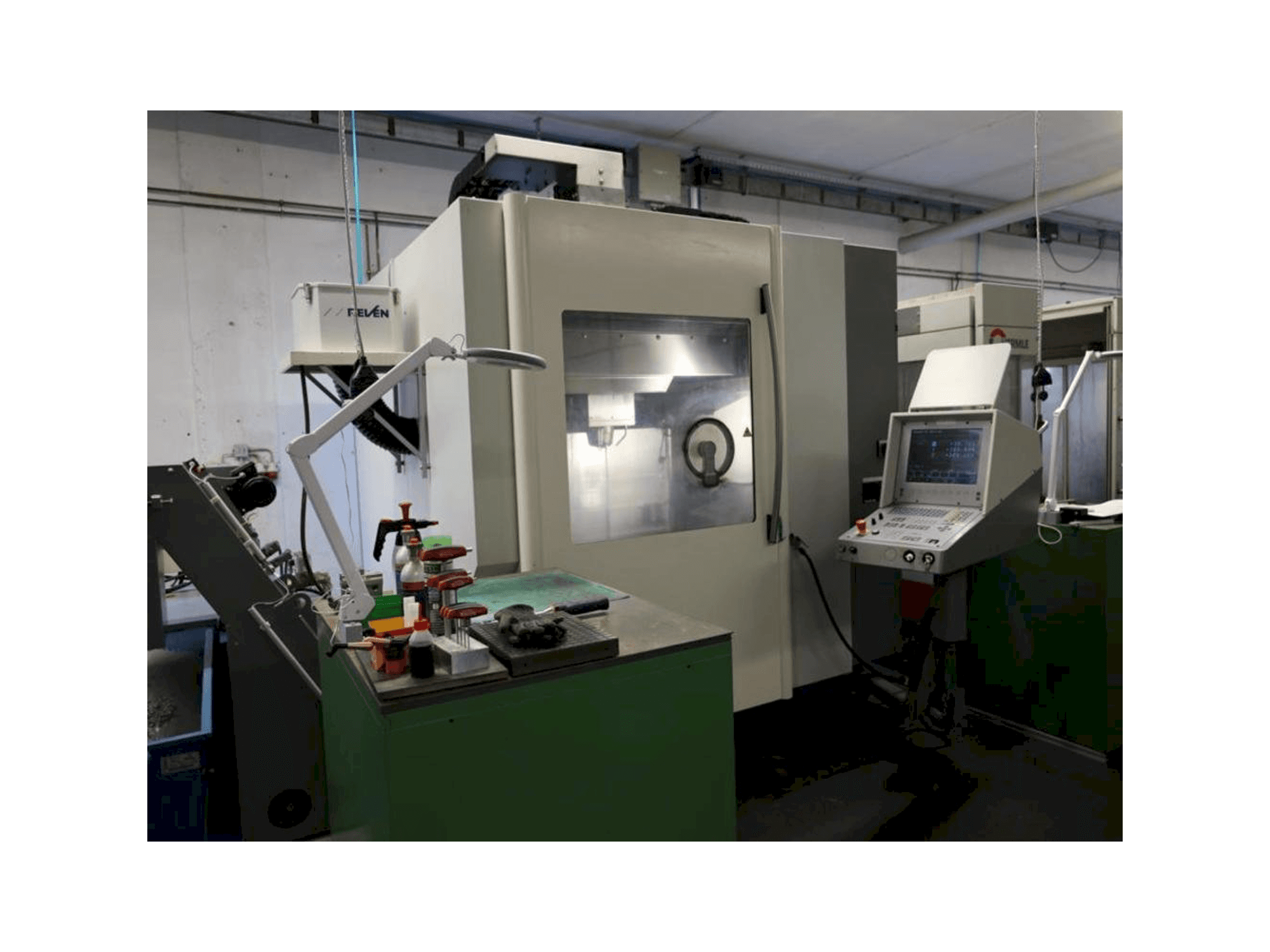 Prikaz stroja DMG DMC65V sprijeda