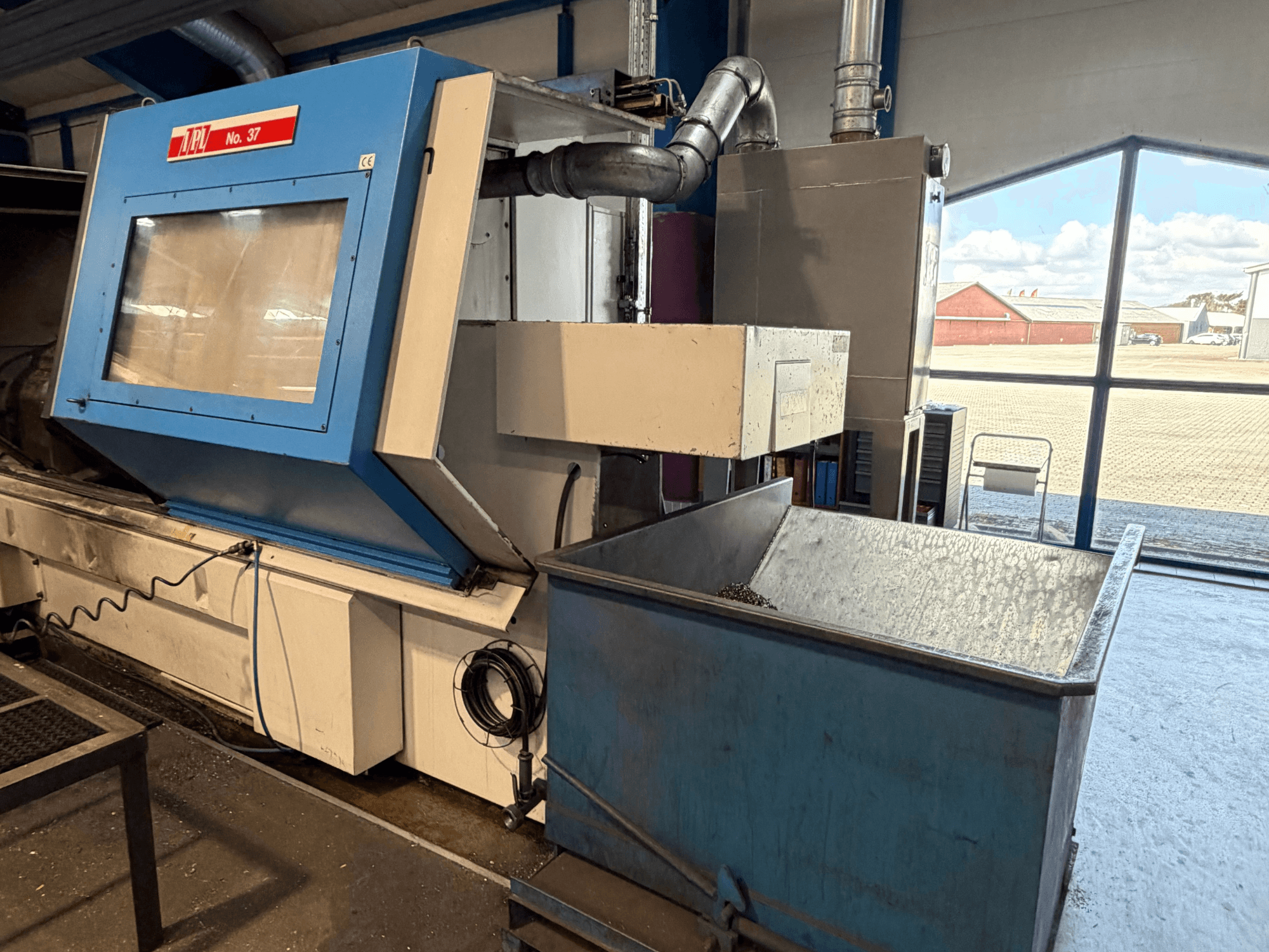 Horizontalni tokarski stroj BOEHRINGER VDF 315 CM, prednji pogled s plavom pločom i kantom za otpad.