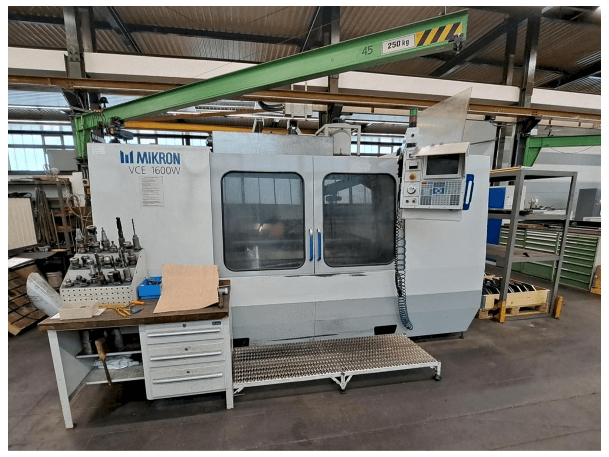 Prikaz stroja HAAS MIKRON VCE 1600W sprijeda