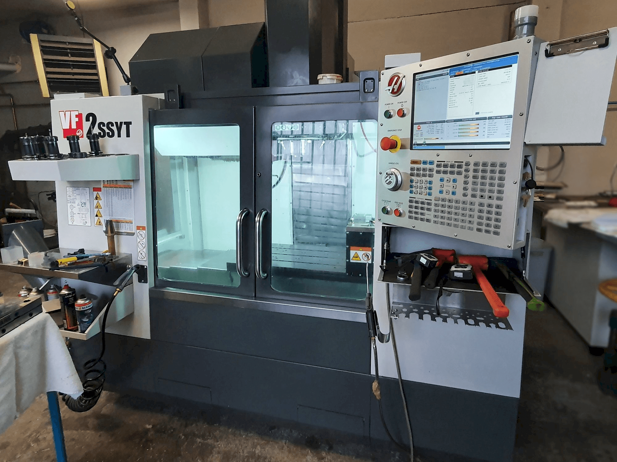 Prikaz stroja HAAS VF-2SSYT sprijeda