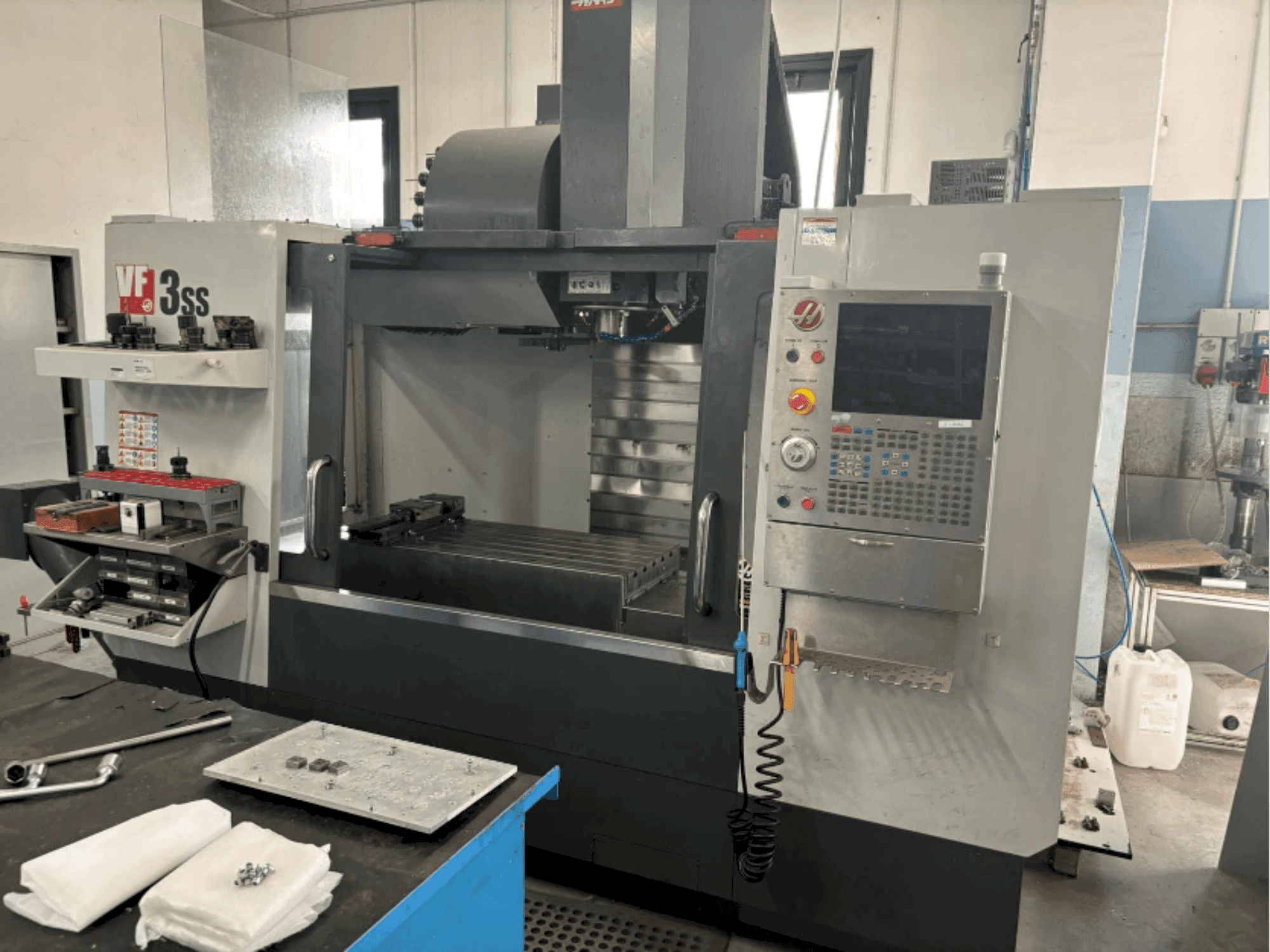 Prikaz stroja HAAS VF3SS sprijeda