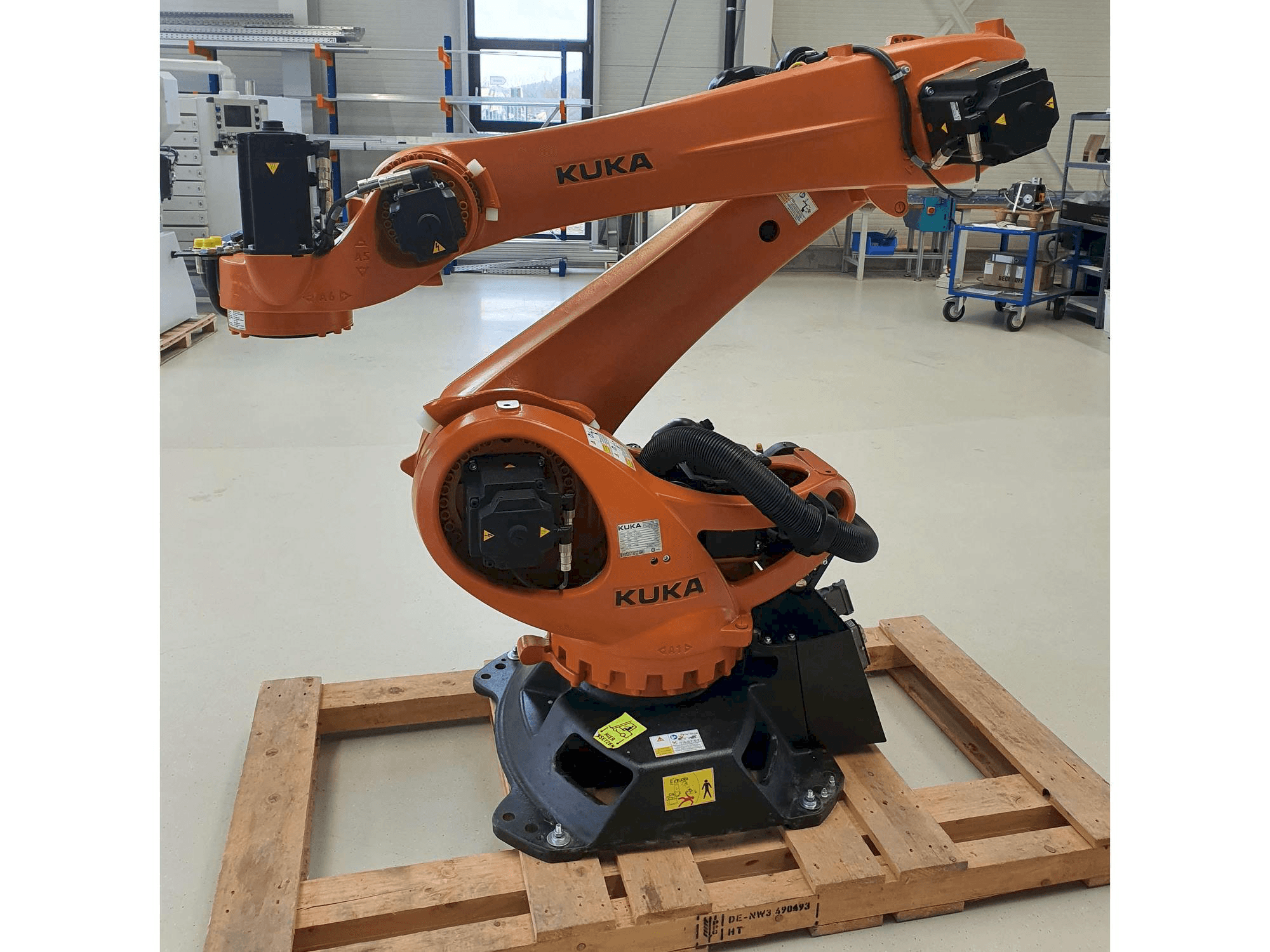 Prikaz stroja KUKA KR180 R3200PA sprijeda