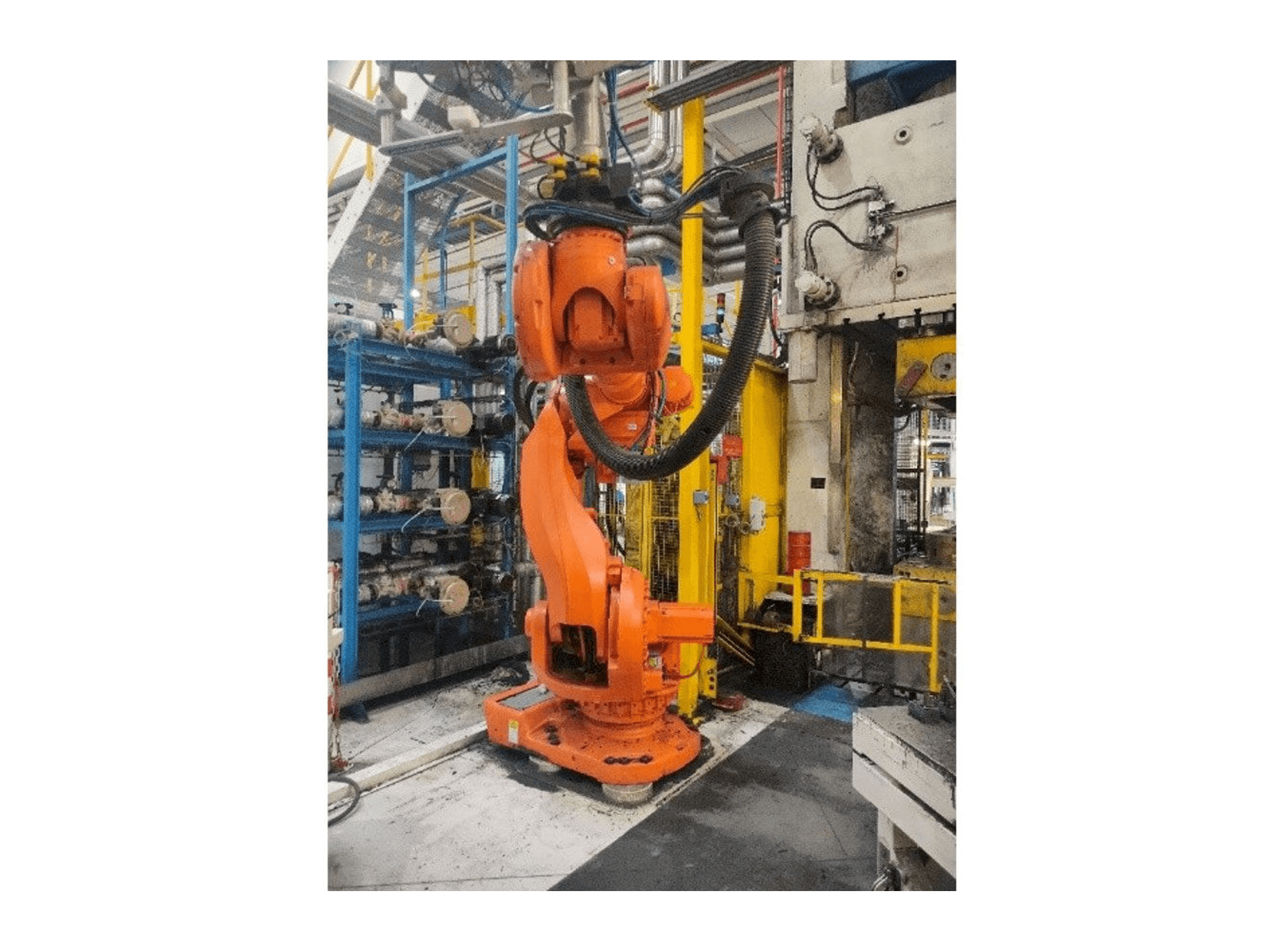 Prikaz stroja ABB IRC5 M2004 sprijeda