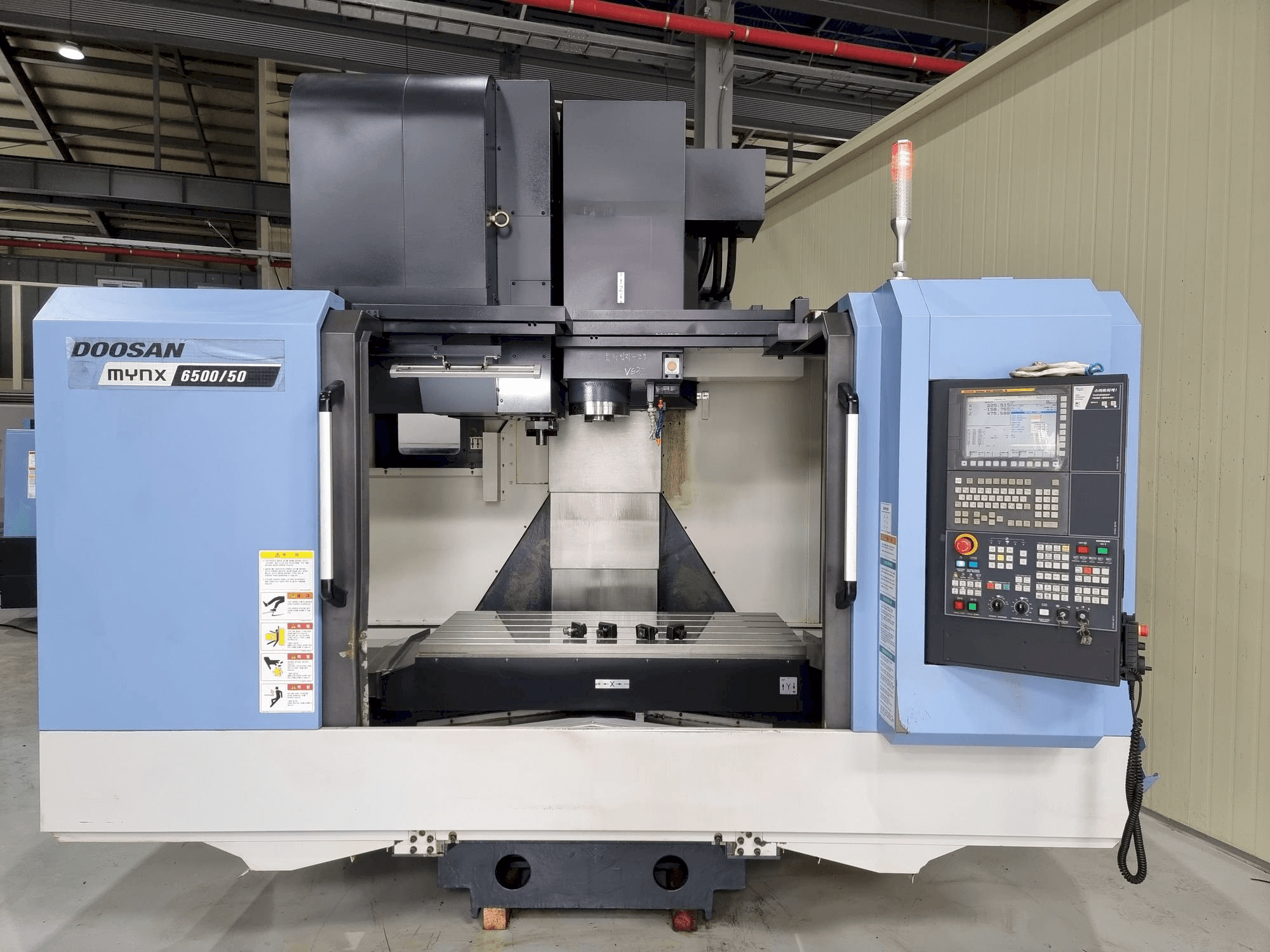Prikaz stroja Doosan MYNX 6500/50 sprijeda