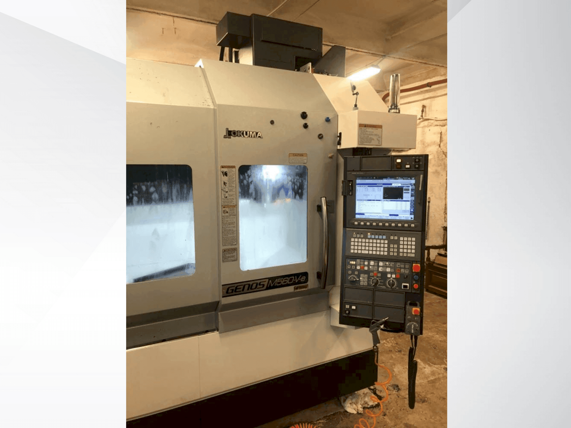 Prikaz stroja Okuma GENOS M560-V-e sprijeda