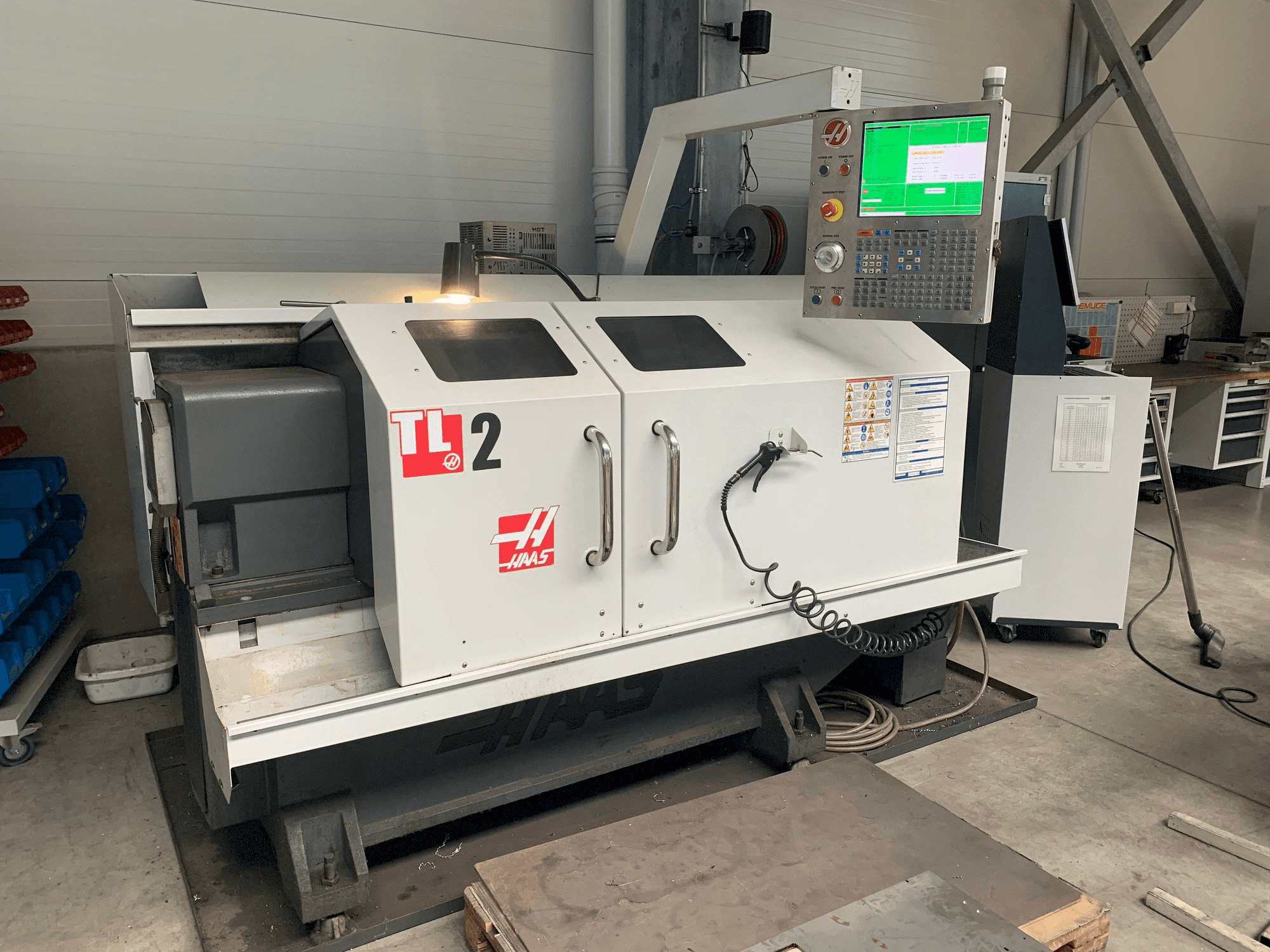 Prikaz stroja HAAS Tl-2 sprijeda