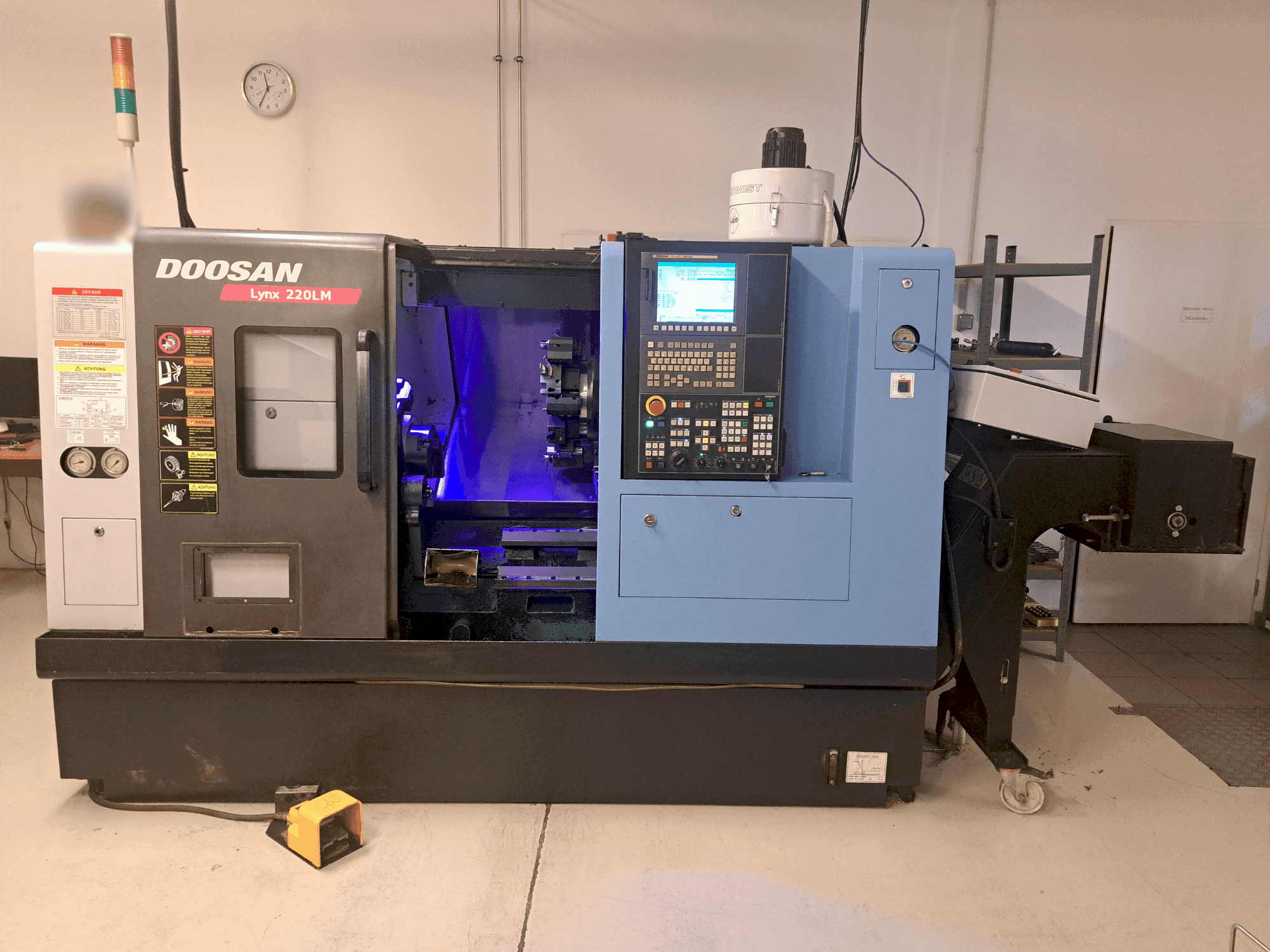 Prikaz stroja DOOSAN LYNX 220LMA sprijeda