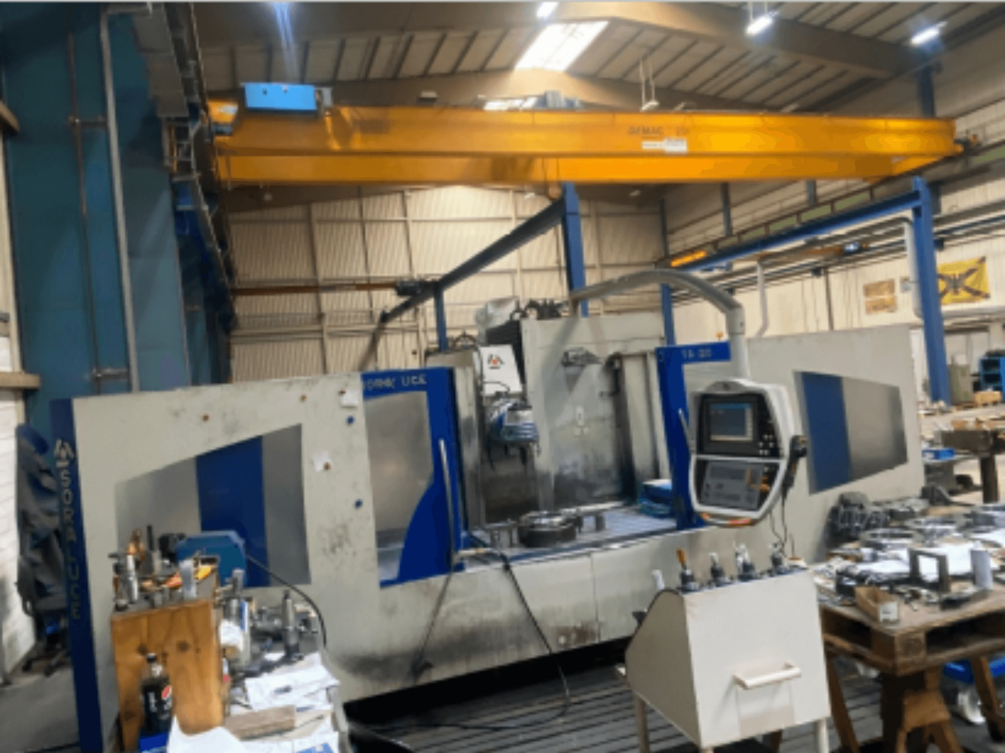 Glodalica s krevetom Soraluce TA-A20, prednji pogled, s prikazom upravljačke ploče i radnog prostora s alatima i materijalima.