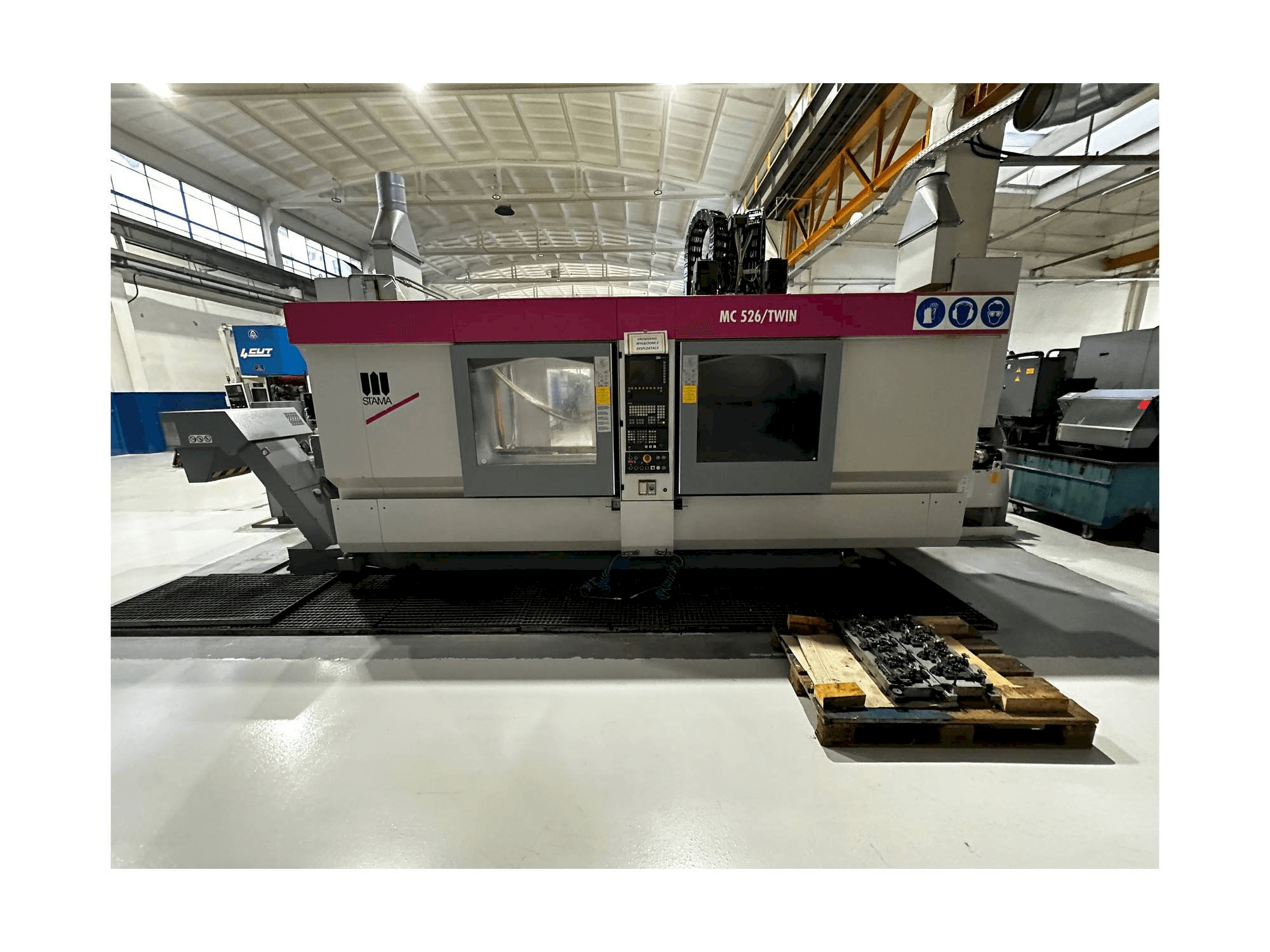 Prikaz stroja STAMA MC 526 / TWIN sprijeda