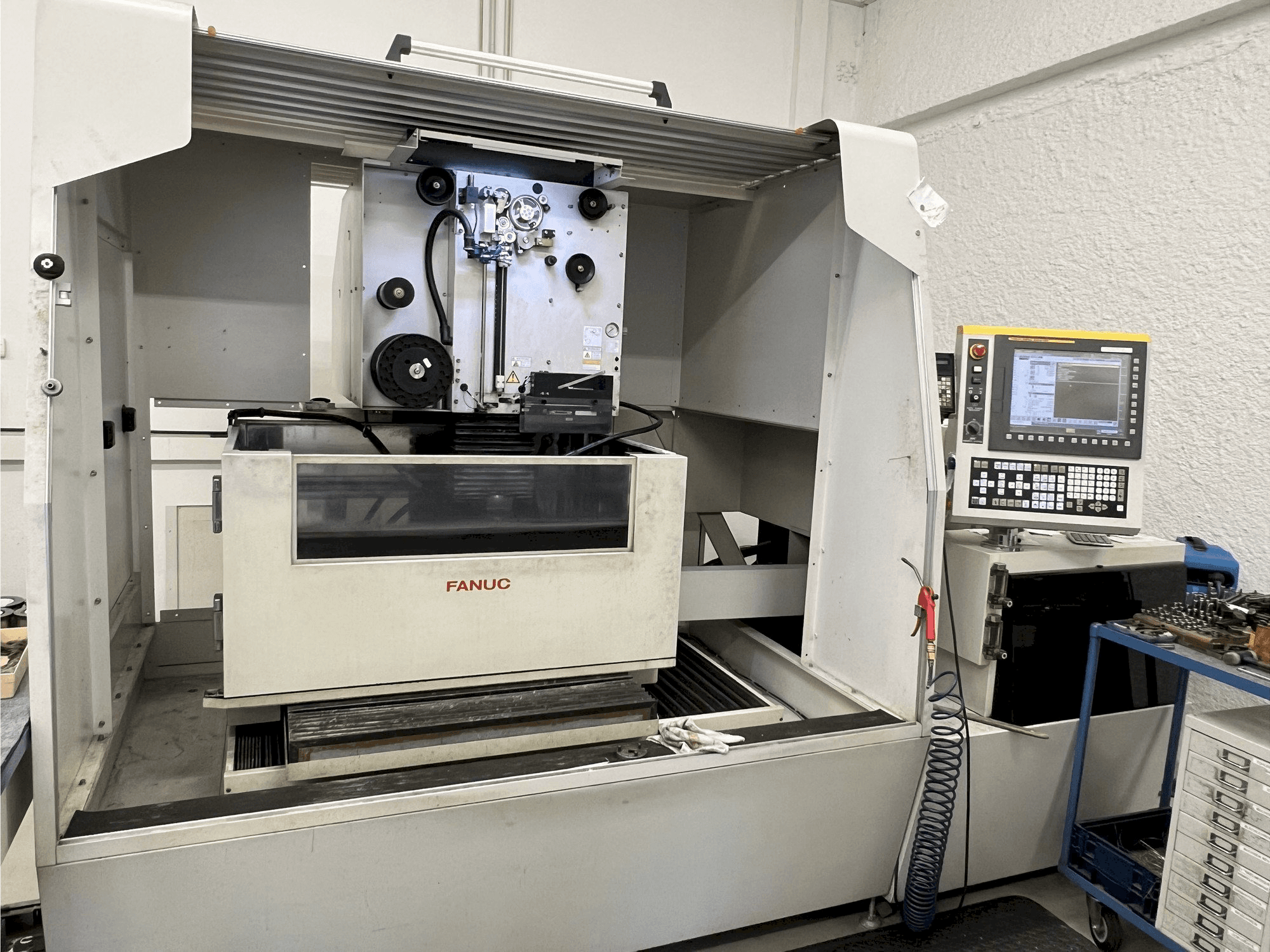 Prikaz stroja FANUC Robocut Alpha 1-iD sprijeda