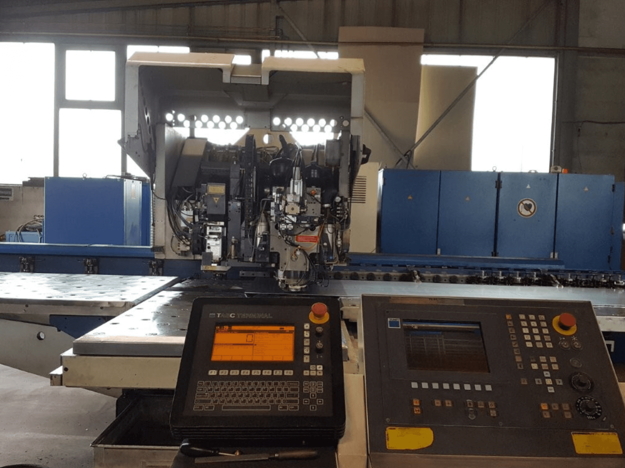 TRUMPF Trumatic 600L Punch-Laser Combo, prednji pogled, prikaz upravljačke ploče i detalja strojeva u radioničkom okruženju.