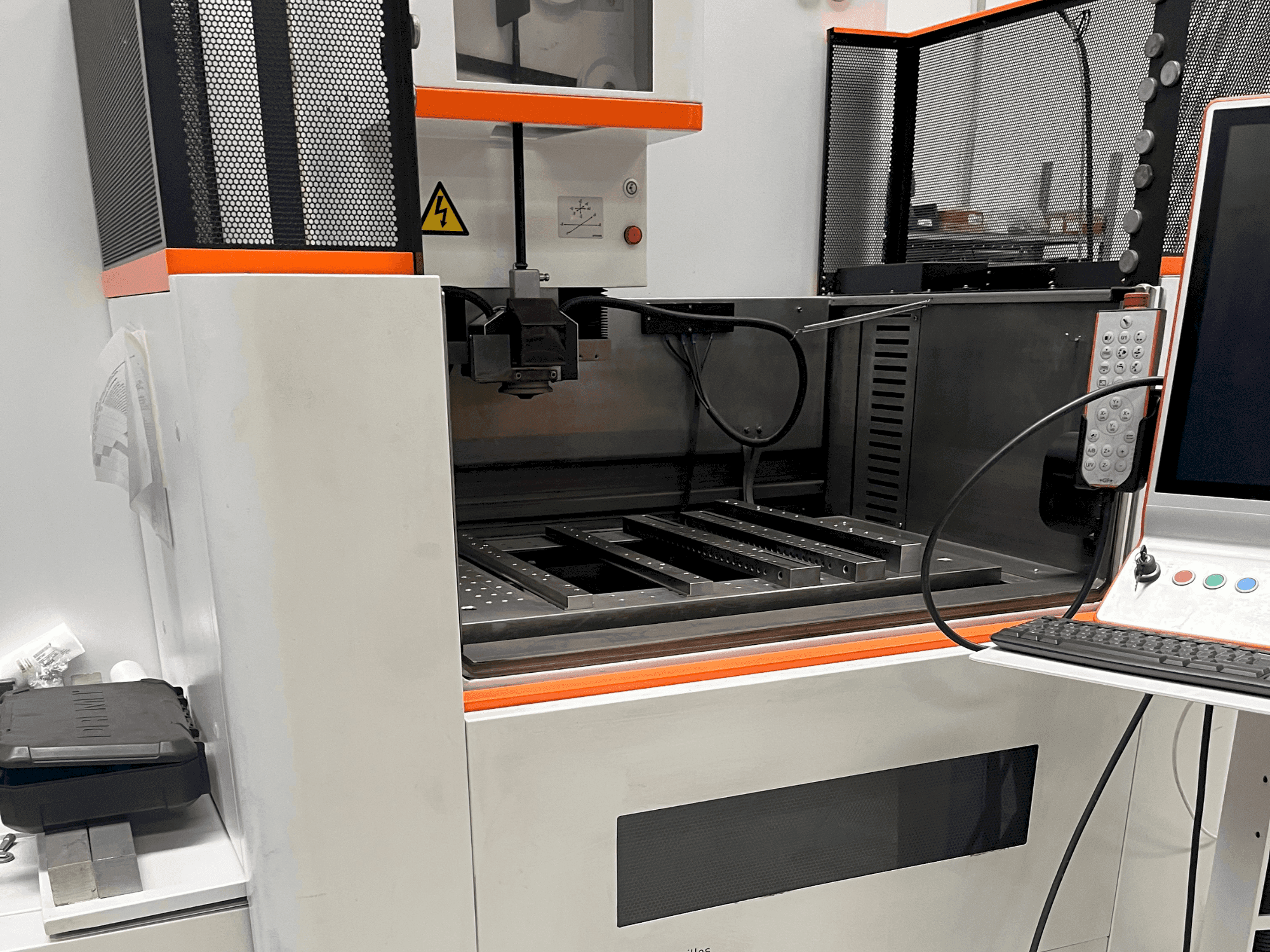 Prikaz stroja AgieCharmilles CUT E 600 sprijeda