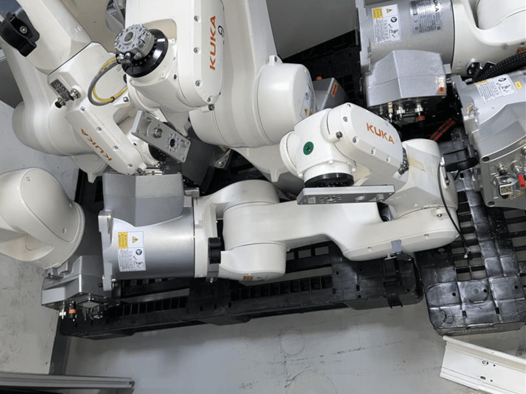 Robotska ruka KUKA KR 10 R900-2 gledana odozgo, s prikazom zglobnih spojeva i pogonskih motora u industrijskom okruženju.