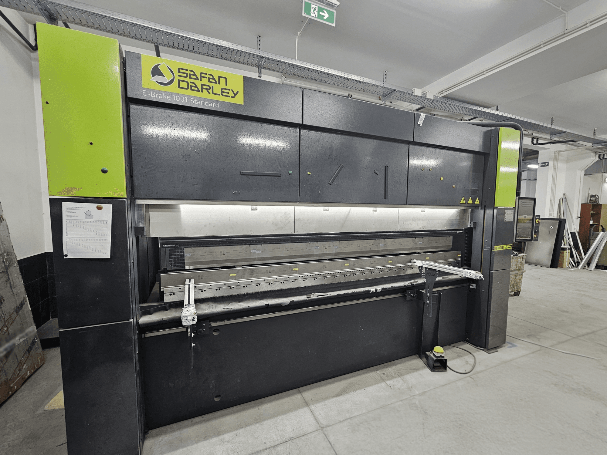 SafanDarley E-Brake 100T Standard, prednji pogled; hidraulični stroj za savijanje s upravljačkom pločom, nožnom papučicom i sigurnosnim značajkama.