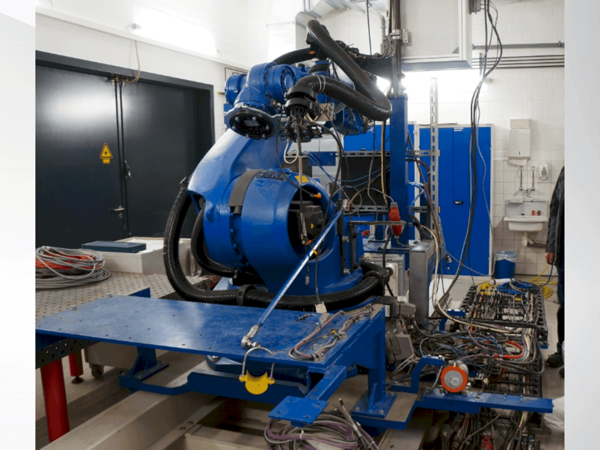 Prikaz bočne strane  stroja KUKA KR 100-2 HA 2000