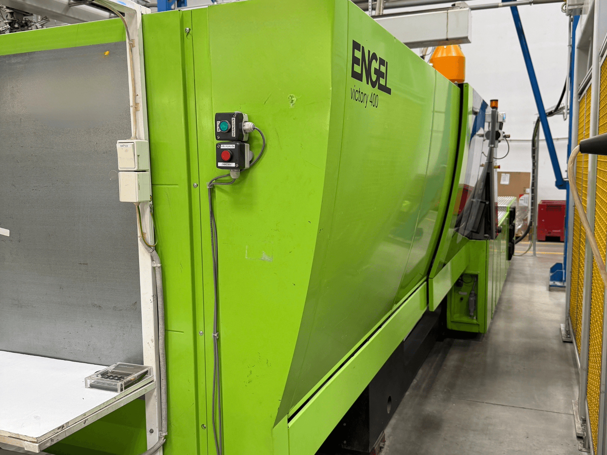 Engel Victory 400 hidraulički stroj za brizganje plastike, bočni pogled, s upravljačkom pločom i zelenim vanjskim dijelom.