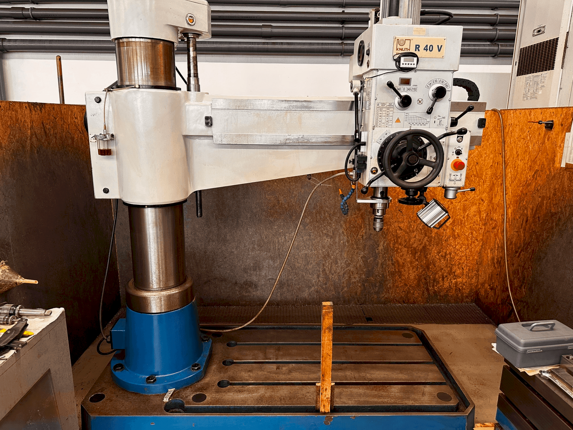 Prikaz stroja KNUTH R40V sprijeda