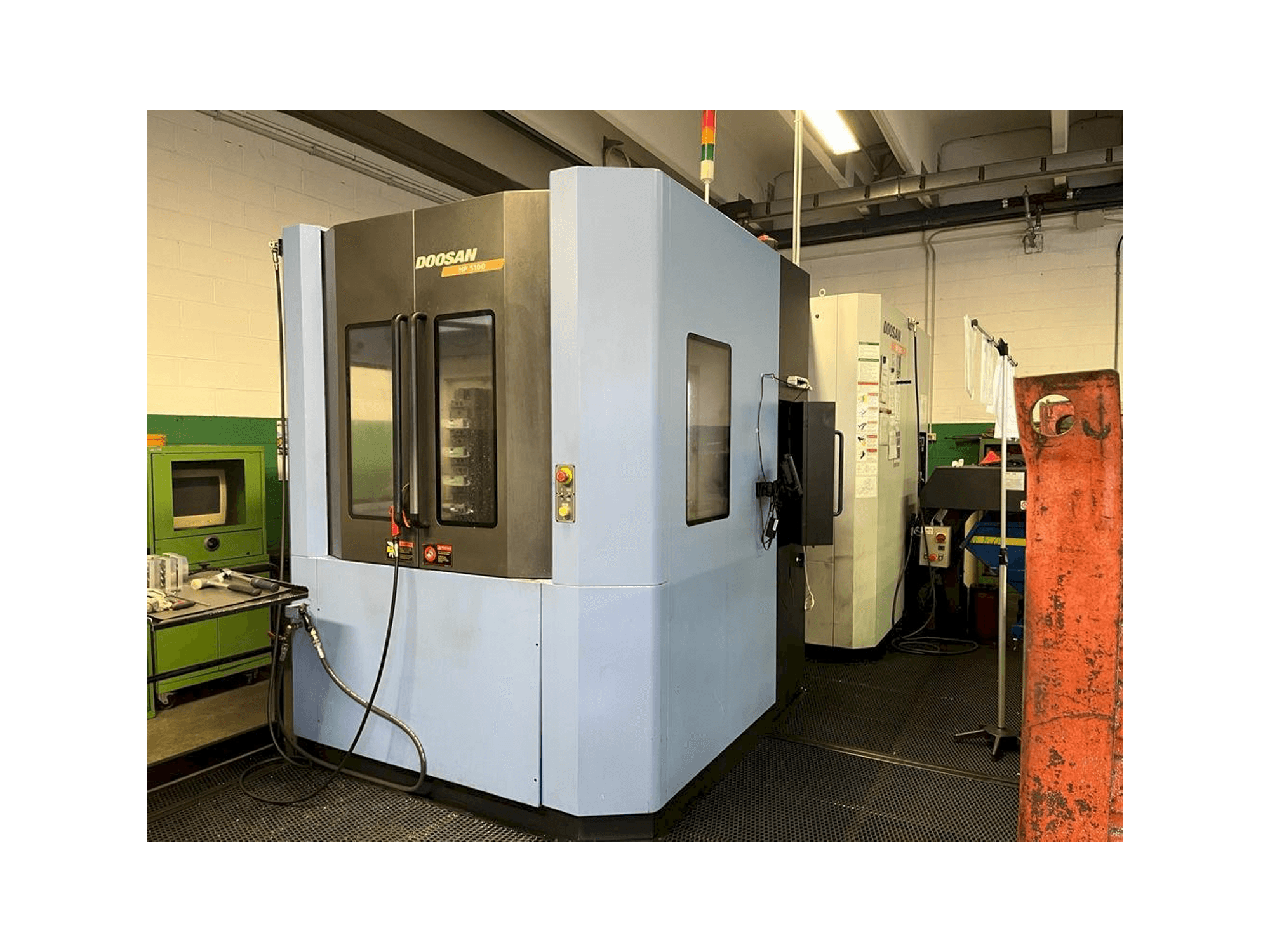 Prikaz lijeve strane stroja Doosan HP5100