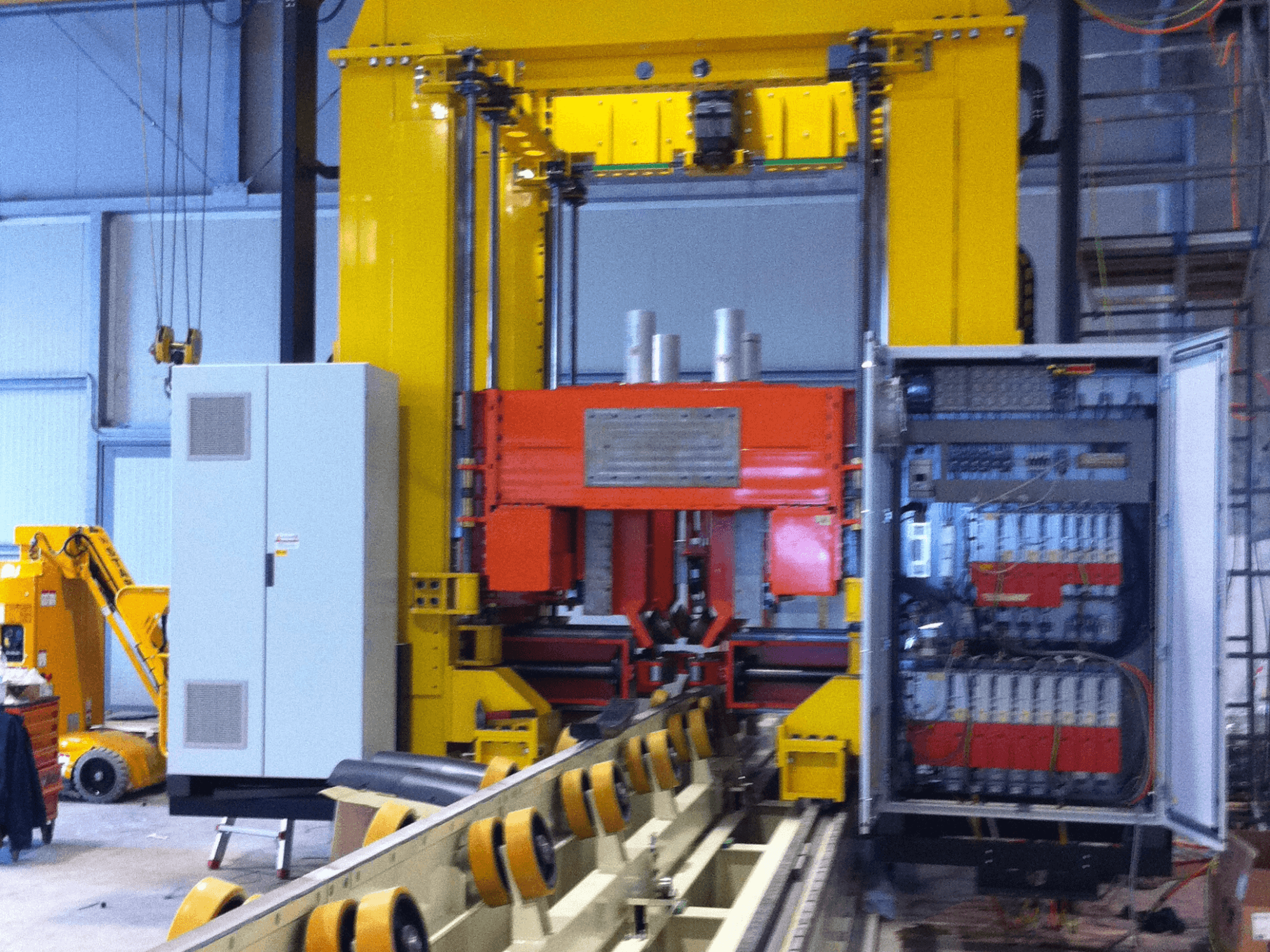 RONDA IMPIANTO CHIUSURA E SALDATURA LASER stroj, pogled s prednje strane koji prikazuje upravljačku ploču i komponente za zavarivanje, industrijsko okruženje.