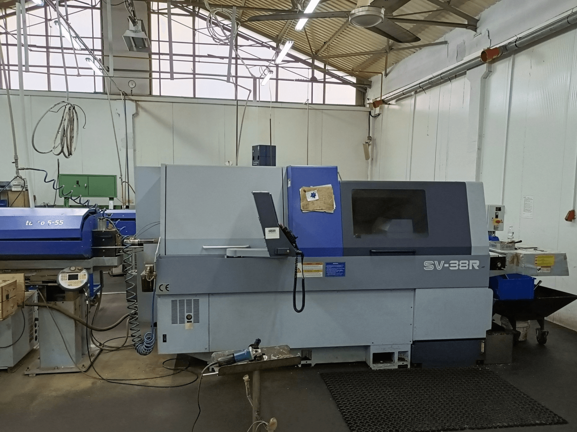 STAR MICRONICS SV-38R tip B tokarski stroj švicarskog tipa, prednji pogled s upravljačkom pločom i područjem obrade.