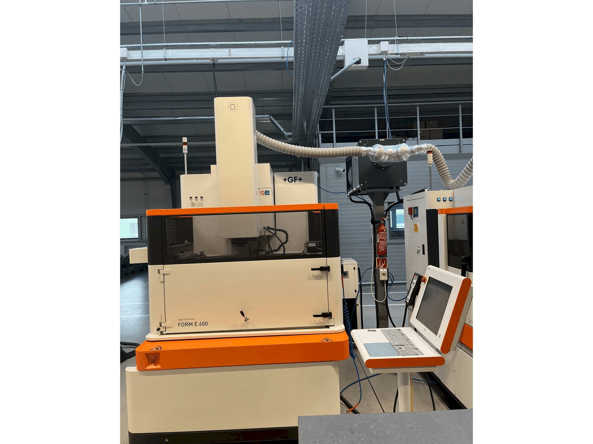 Prikaz stroja +GF+ Form E600 sprijeda