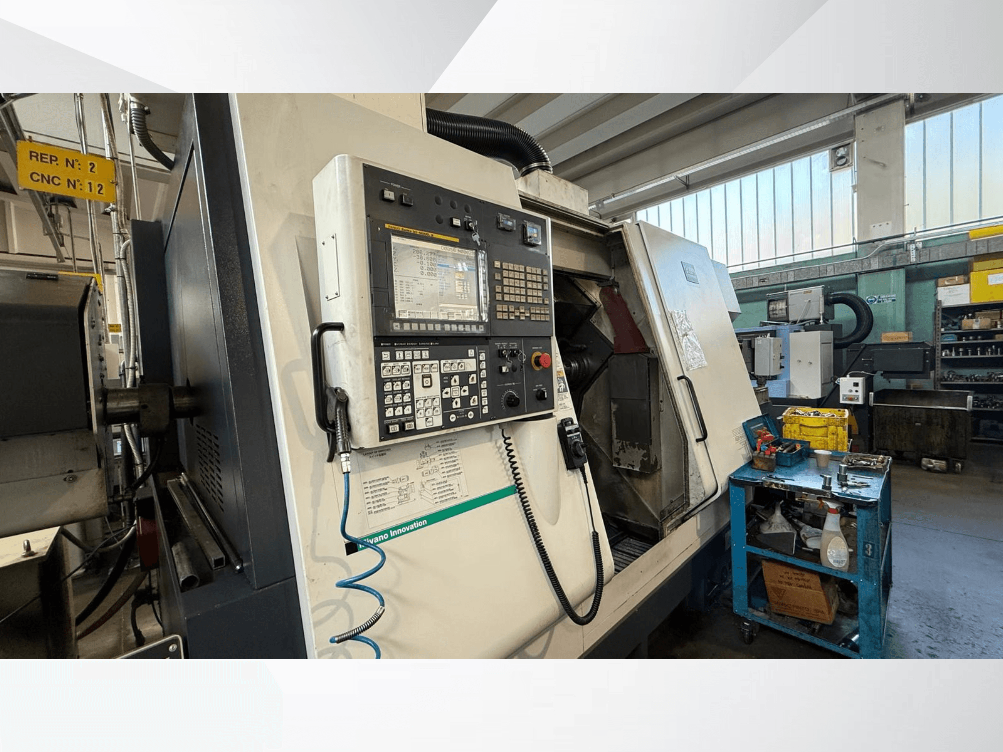 Prednji pogled na horizontalni tokarski stroj Miyano ABX64 YY2, s upravljačkom pločom, alatima i opremom u radioničkom okruženju.